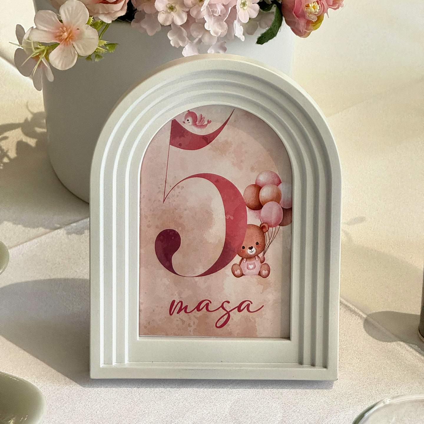 Decor personalizat cu baloane pentru botez sau petrecere, aranjamente de masa si arcada de baloane
