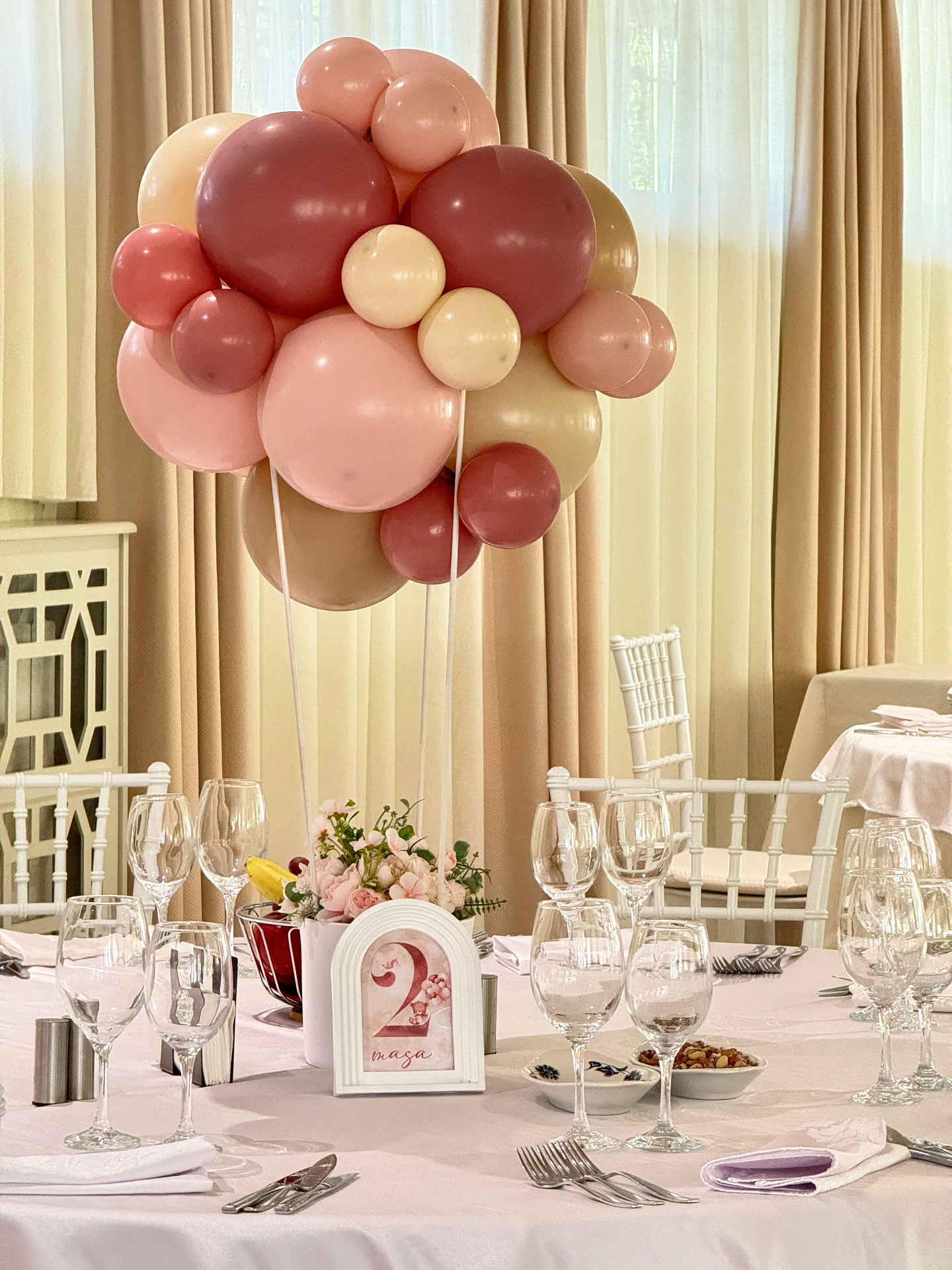 Decor personalizat cu baloane pentru botez sau petrecere, aranjamente de masa si arcada de baloane