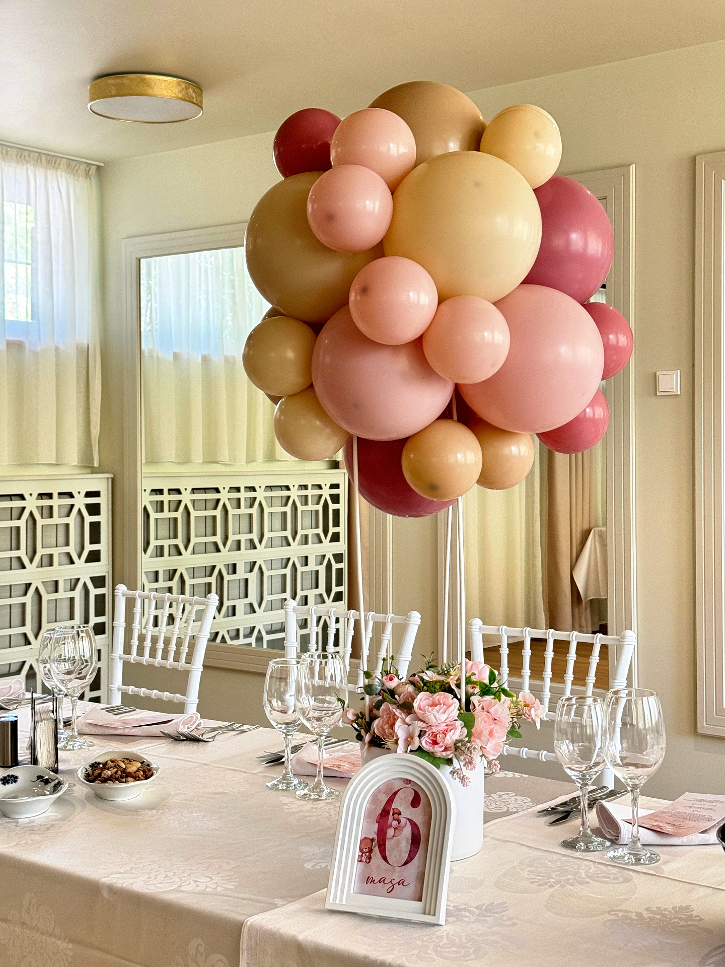 Decor personalizat cu baloane pentru botez sau petrecere, aranjamente de masa si arcada de baloane