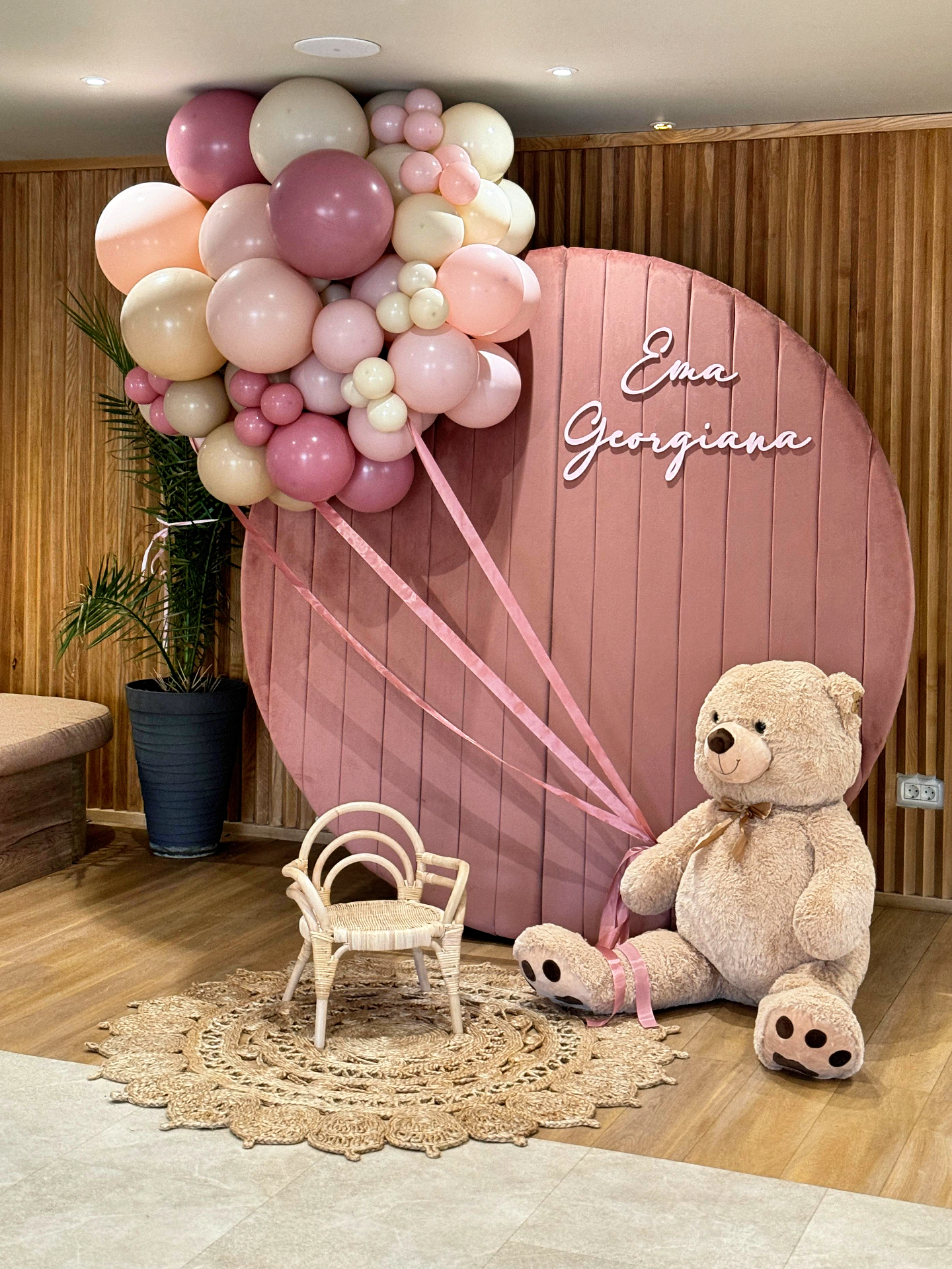 Decor personalizat cu baloane pentru botez sau petrecere, aranjamente de masa si arcada de baloane