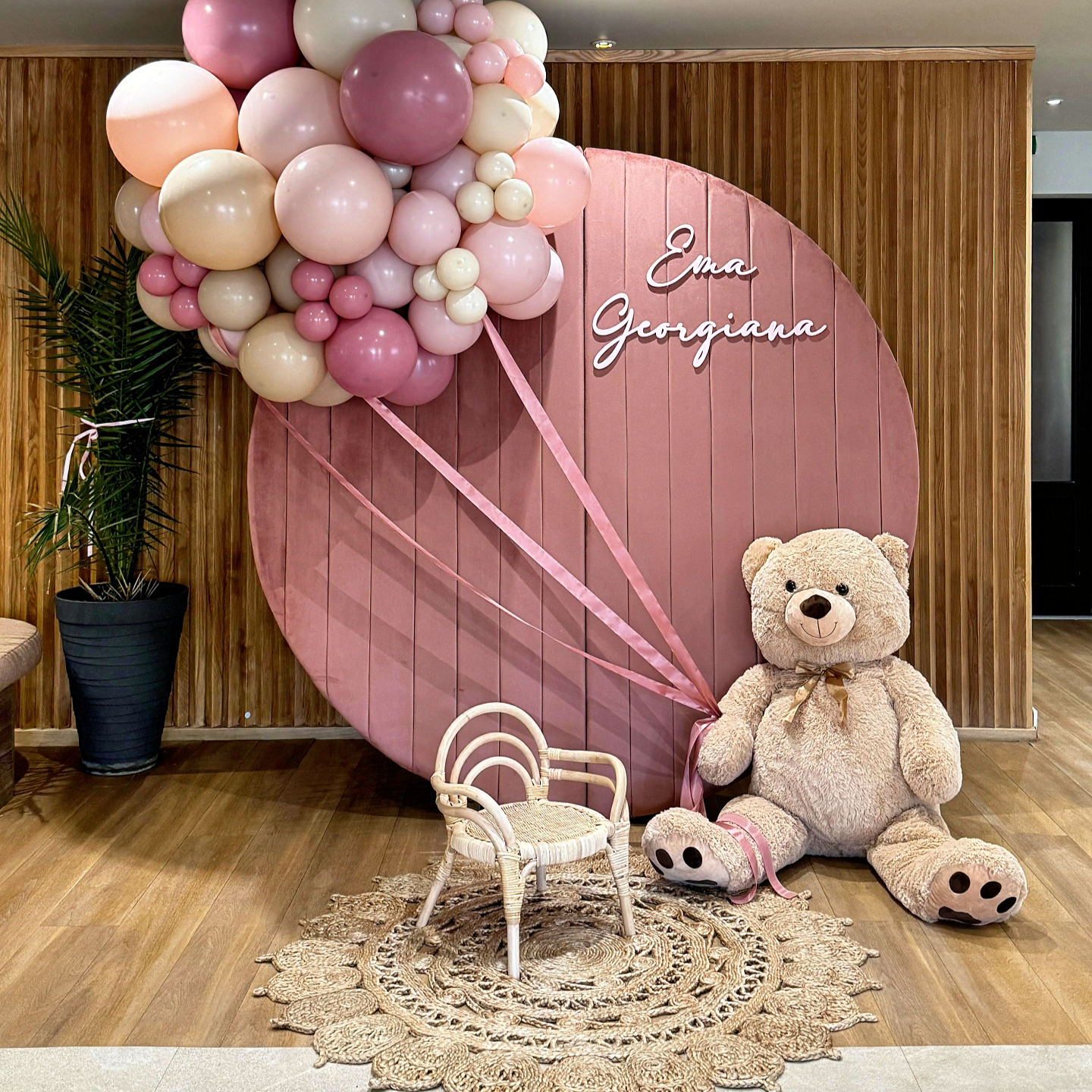 Decor personalizat cu baloane pentru botez sau petrecere, aranjamente de masa si arcada de baloane