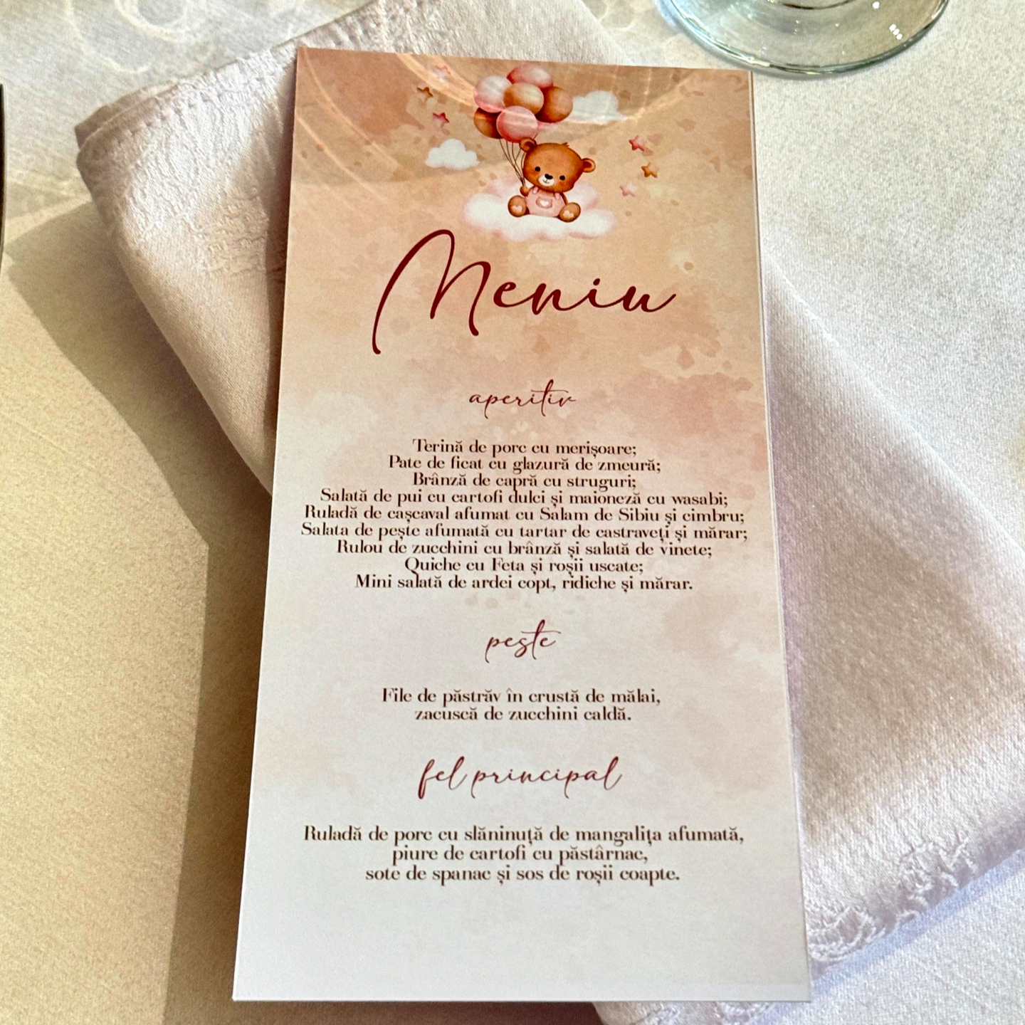 Decor personalizat cu baloane pentru botez sau petrecere, aranjamente de masa si arcada de baloane