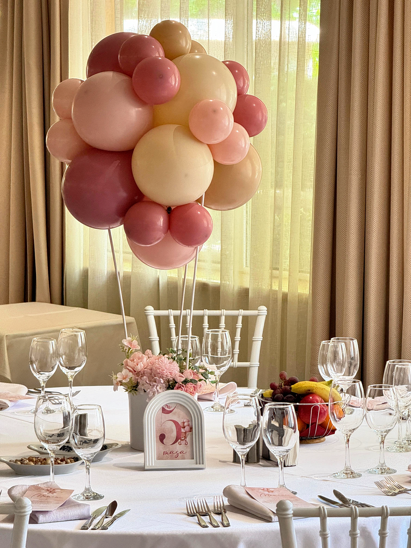 Decor personalizat cu baloane pentru botez sau petrecere, aranjamente de masa si arcada de baloane