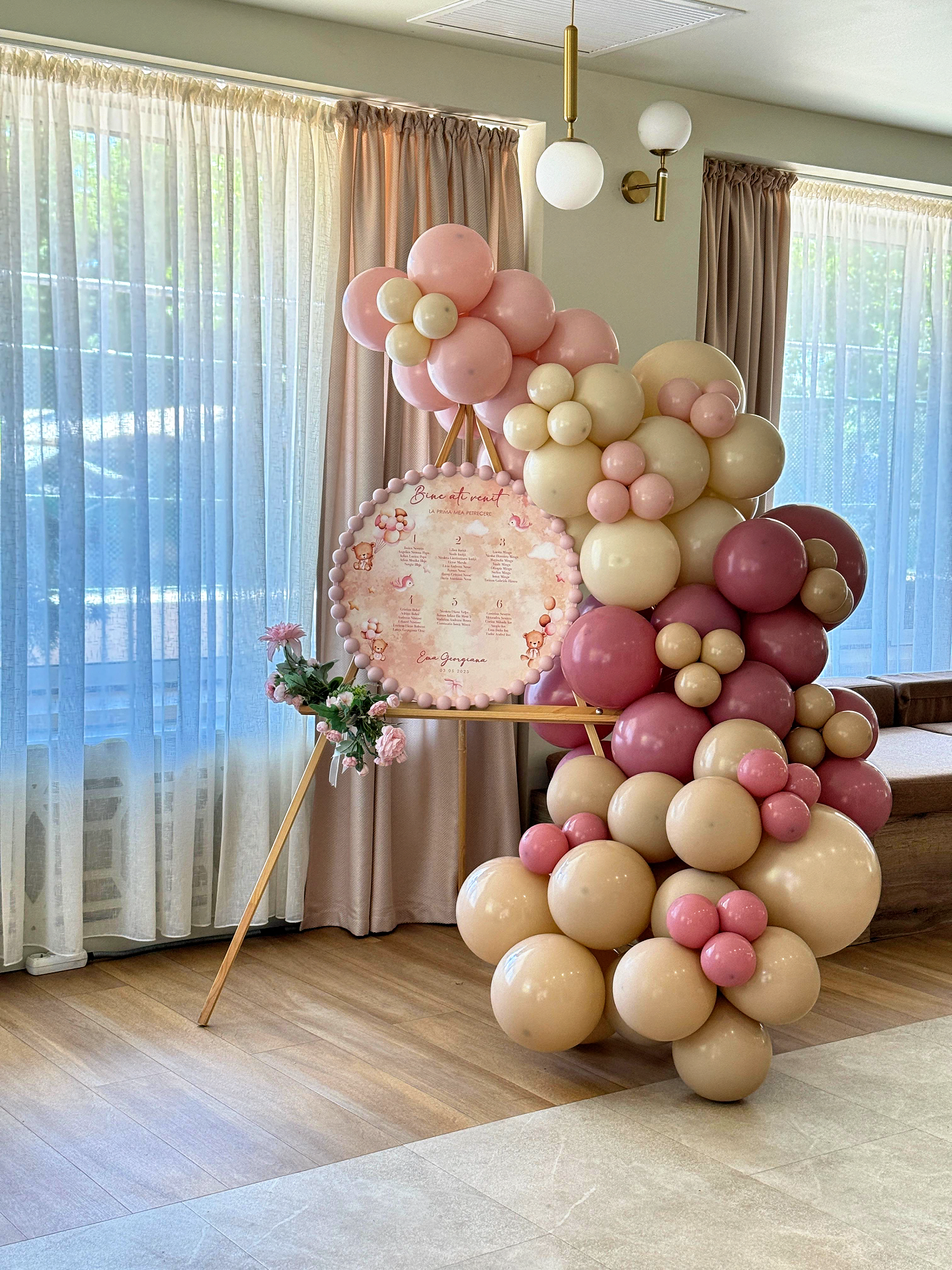 Decor personalizat cu baloane pentru botez sau petrecere, aranjamente de masa si arcada de baloane