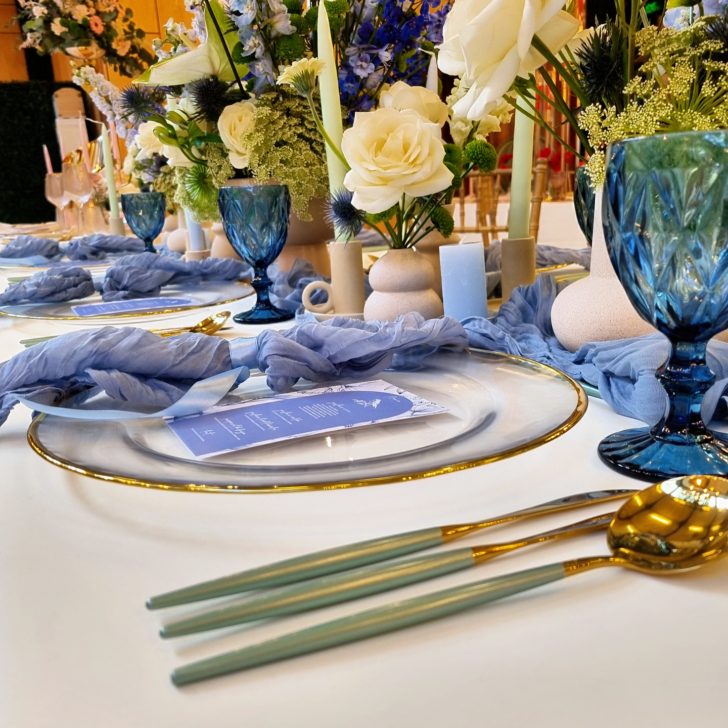 Decor floral elegant cu trandafiri si bujori pentru evenimente speciale
