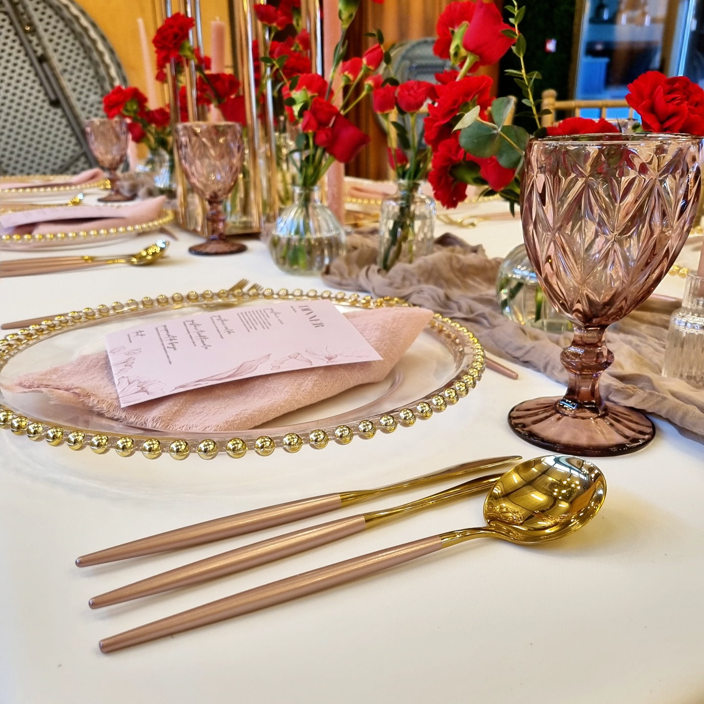 Decor floral elegant cu trandafiri si bujori pentru evenimente speciale