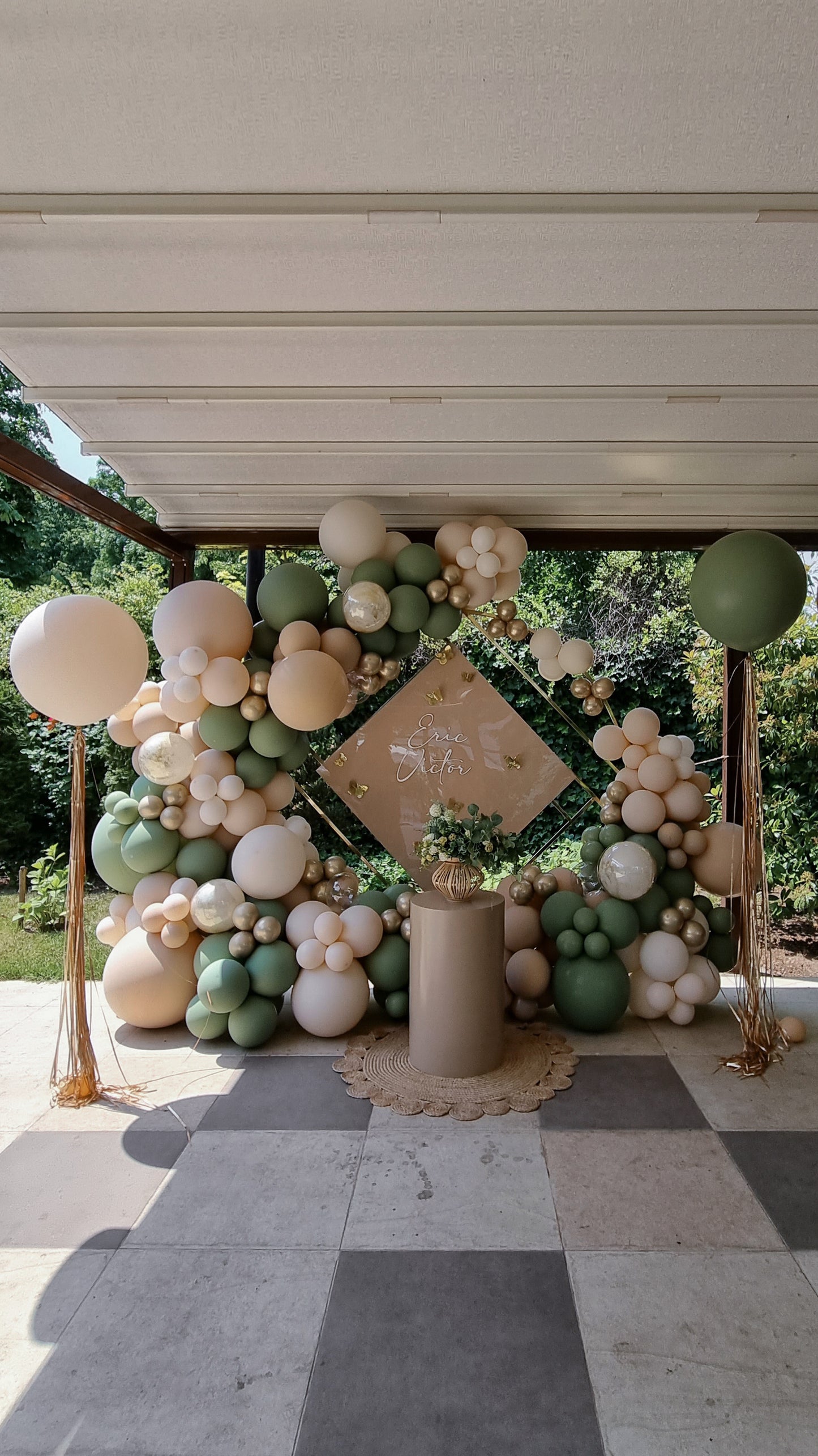 Arcada de baloane personalizata, perfecta pentru evenimente mari precum nunti si botezuri