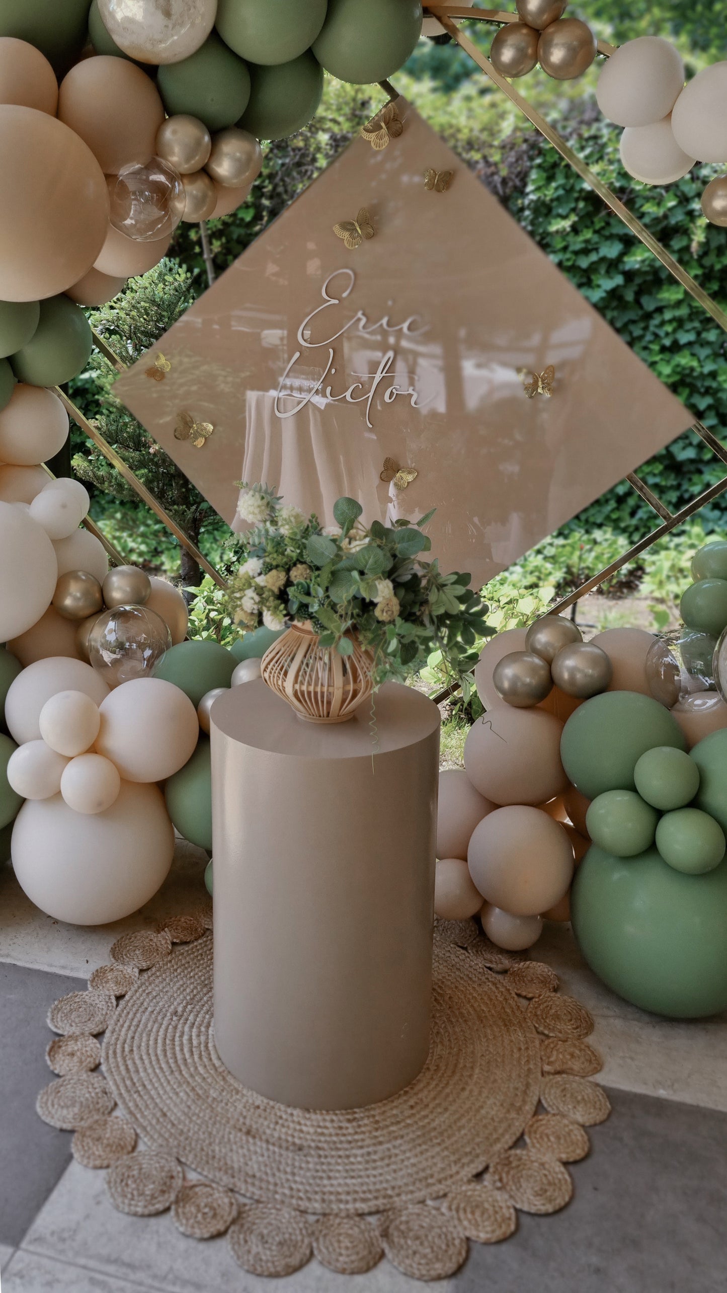 Arcada de baloane personalizata, perfecta pentru evenimente mari precum nunti si botezuri