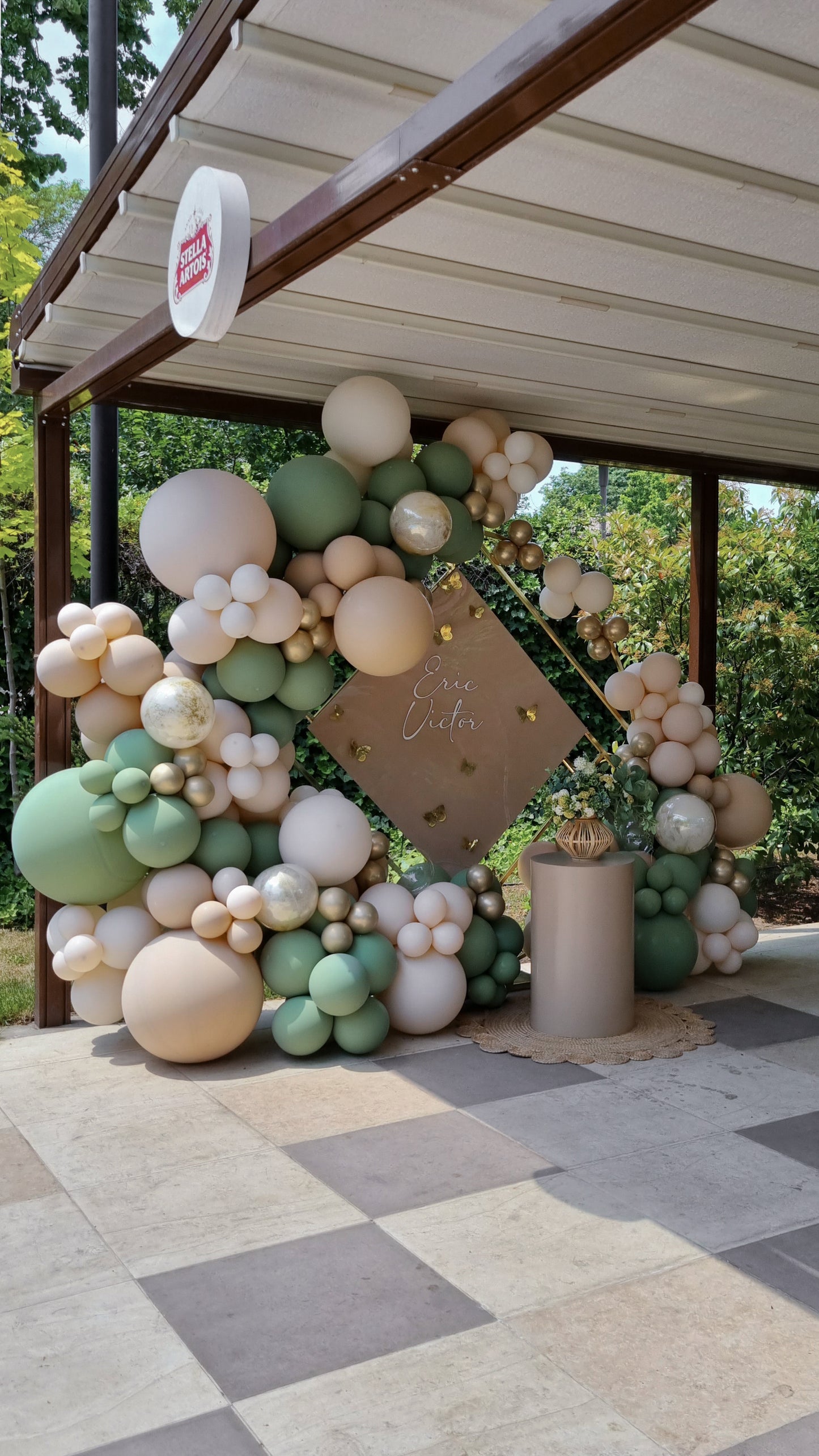 Arcada de baloane personalizata, perfecta pentru evenimente mari precum nunti si botezuri