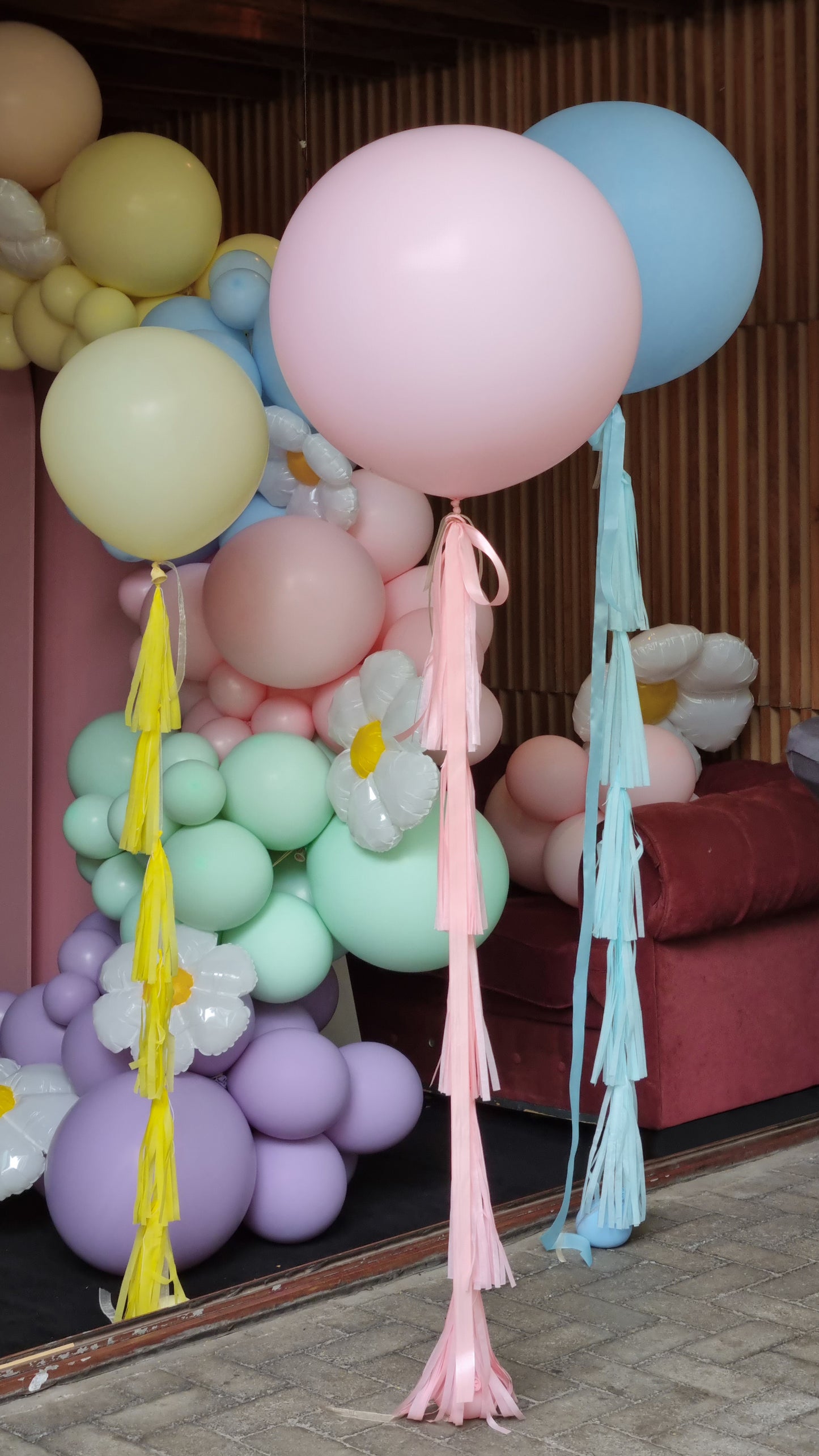Candycart cu baloane personalizate pentru decoruri de botezuri si petreceri de copii