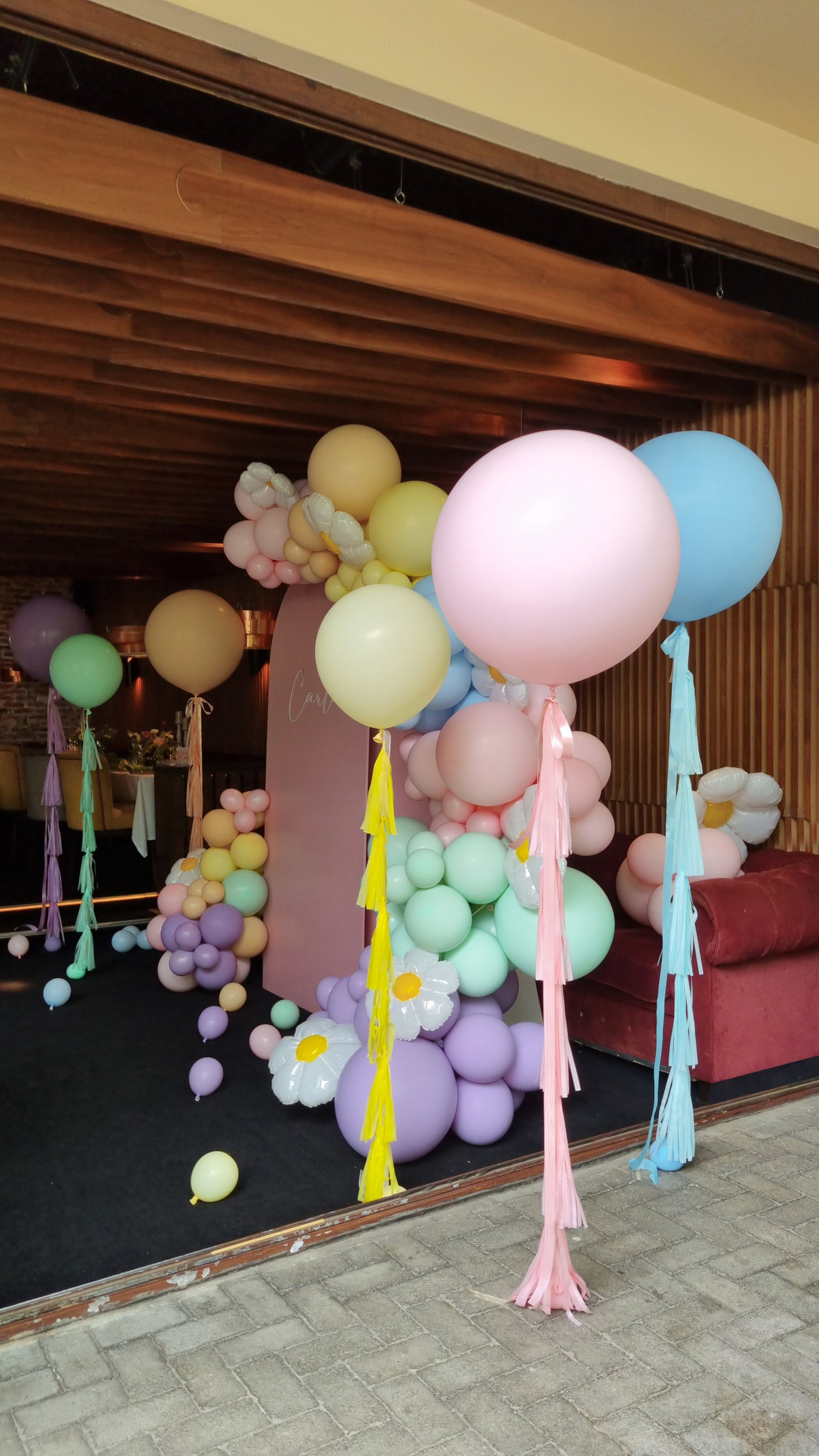 Aranjamente de masa cu baloane si flori, perfecte pentru evenimente elegante si petreceri de botez