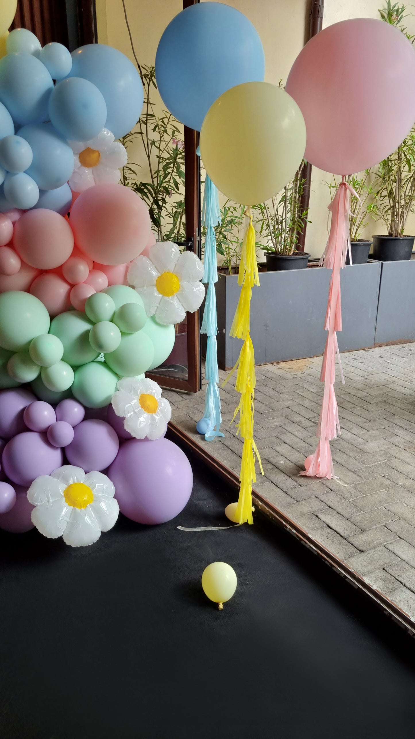 Arcada de baloane personalizata, perfecta pentru evenimente mari precum nunti si botezuri