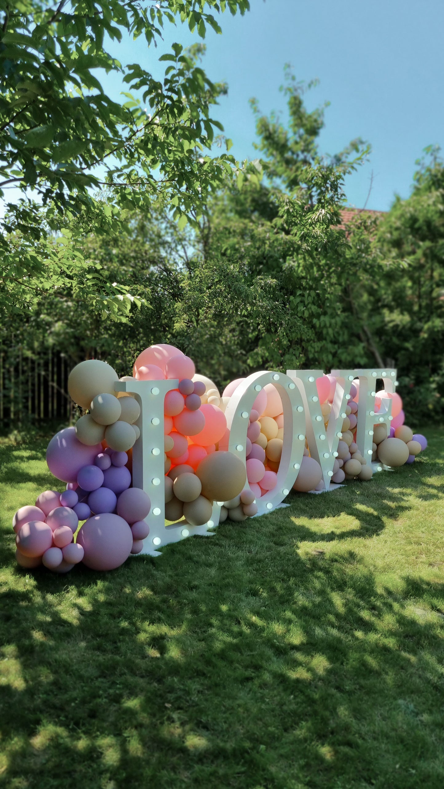 Aranjamente de masa cu baloane si flori de matase, ideale pentru orice tip de eveniment