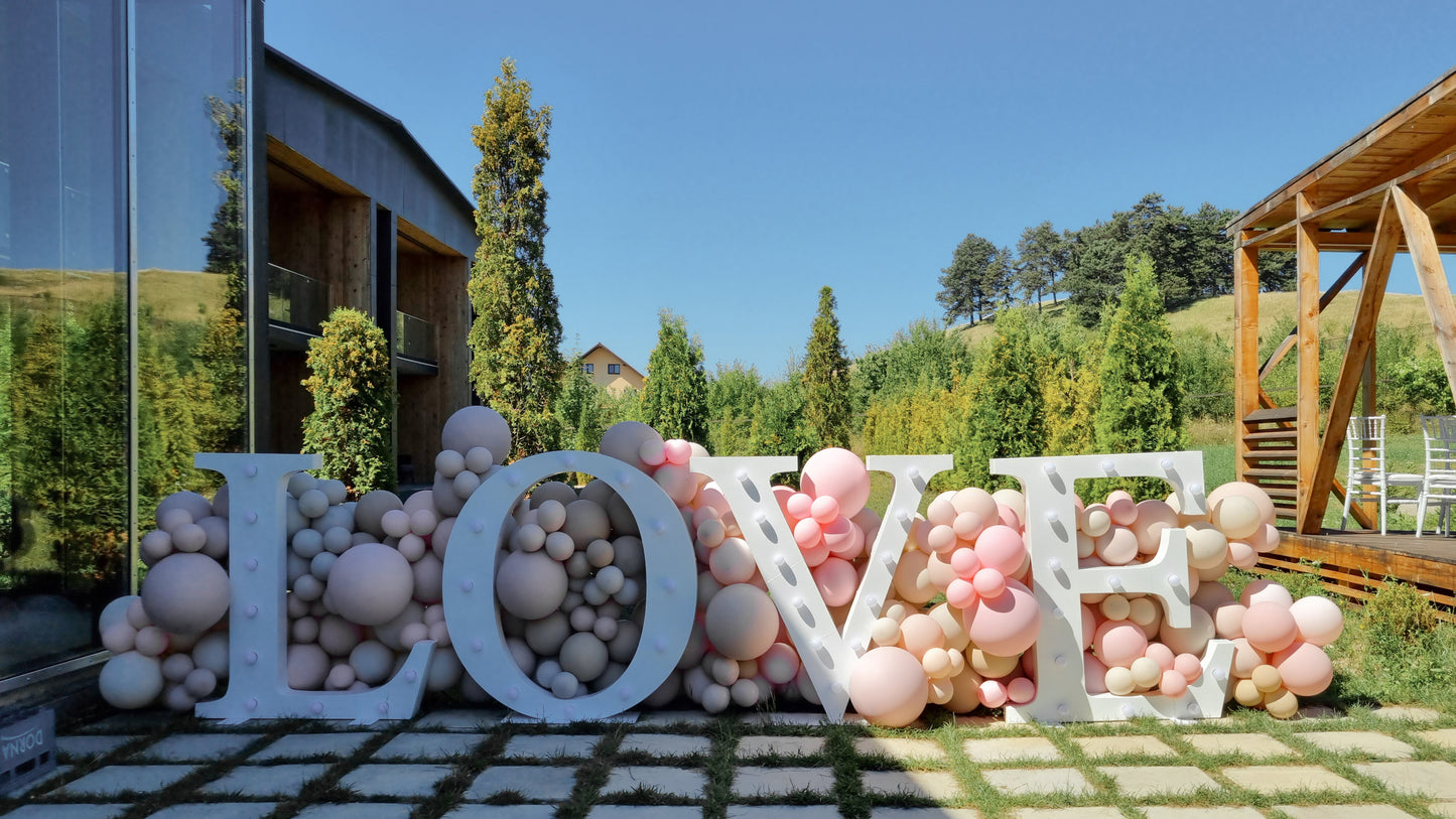 Decor floral cu flori albe si crem, perfect pentru ceremonii elegante