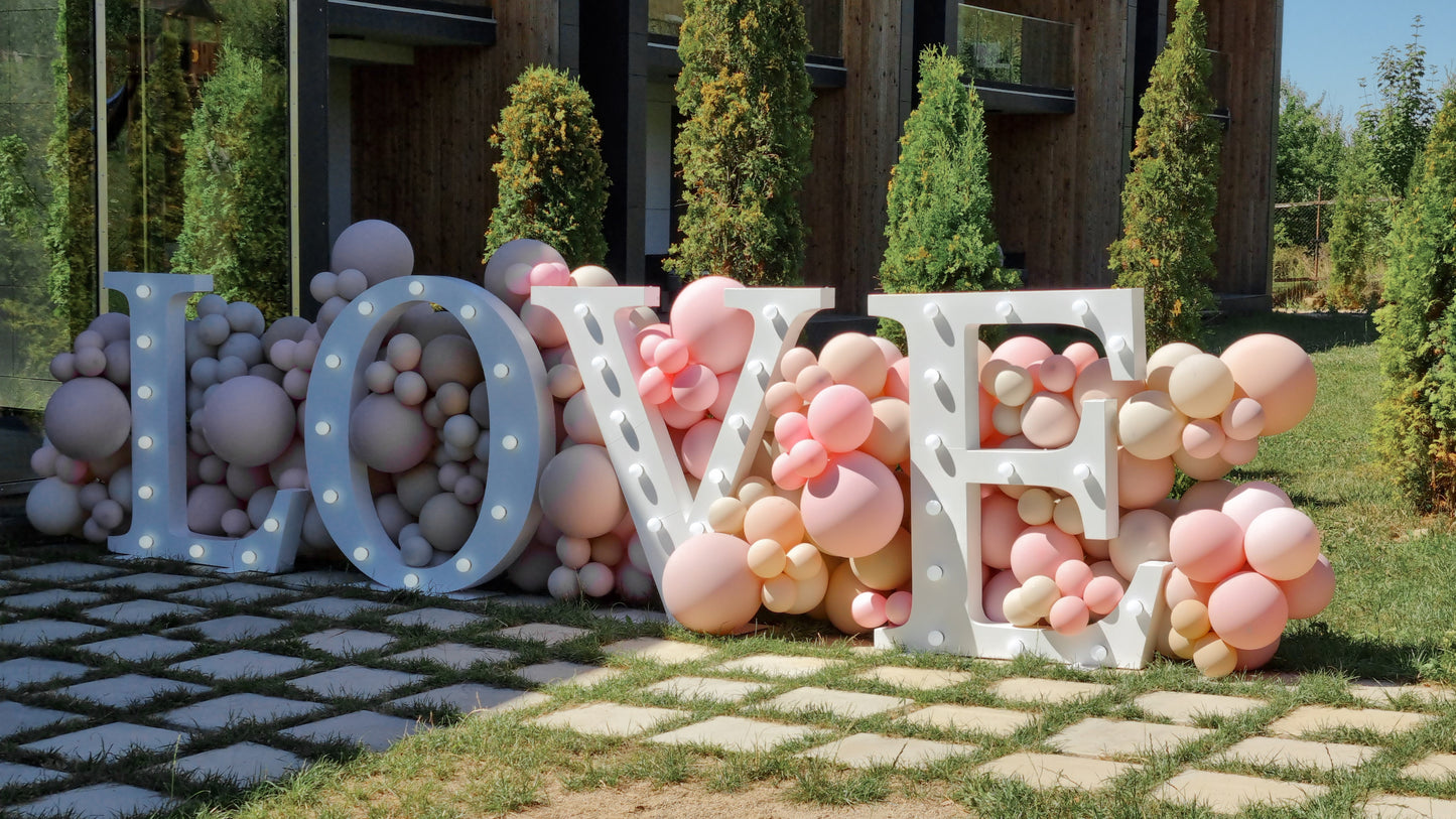Decor floral cu flori albe si crem, perfect pentru ceremonii elegante