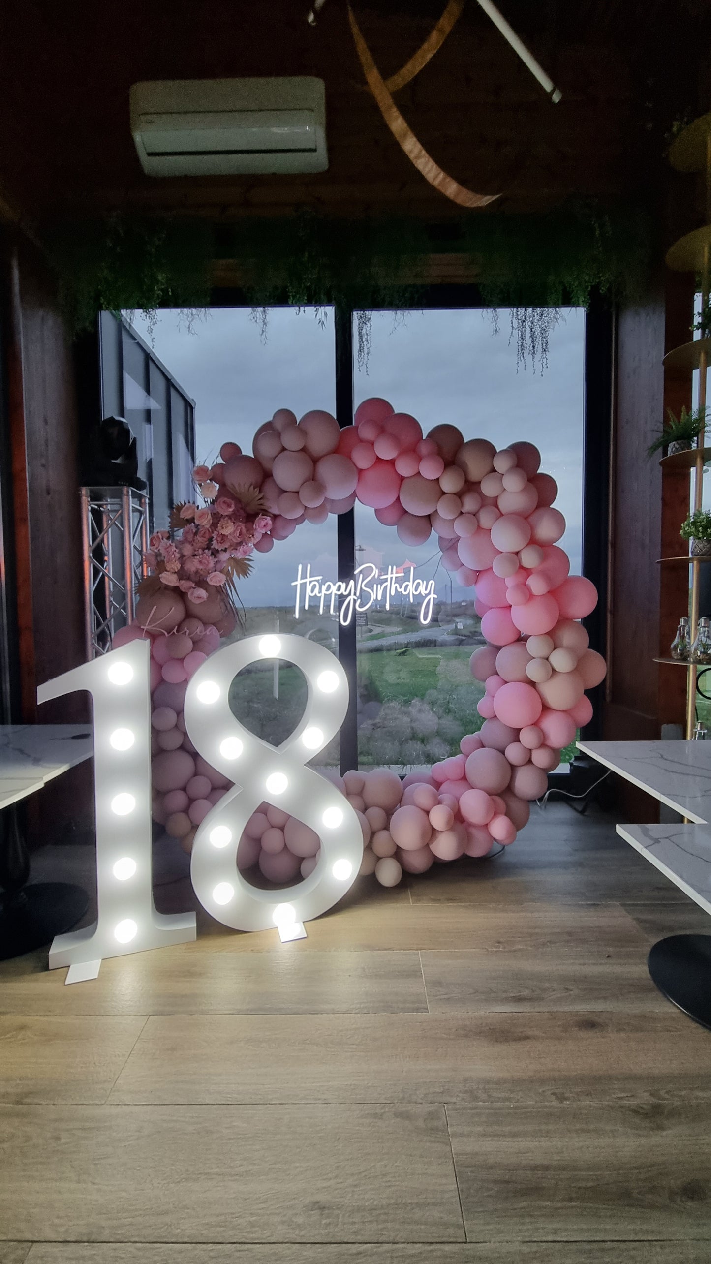 Arcada de baloane personalizata pentru orice eveniment, de la botezuri la petreceri de copii
