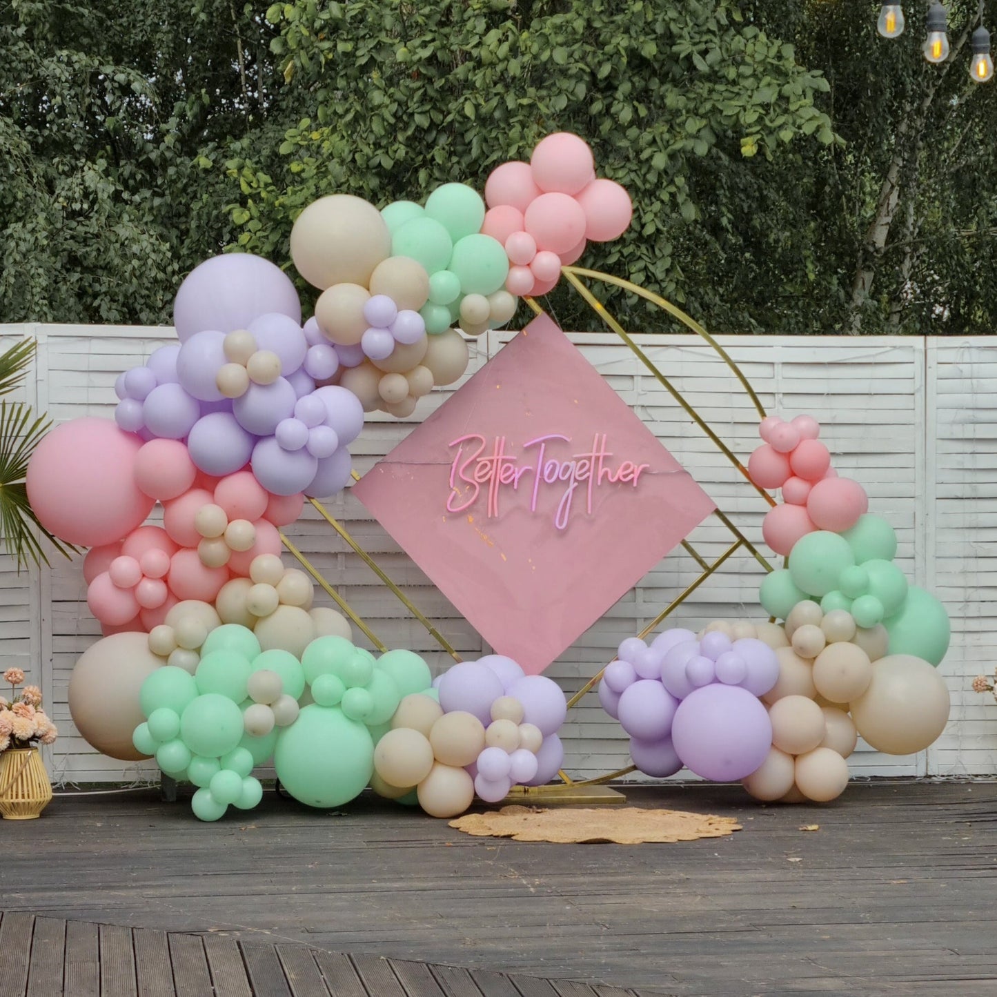 Litere luminoase personalizate cu arcada de baloane, decor perfect pentru nunti si botezuri