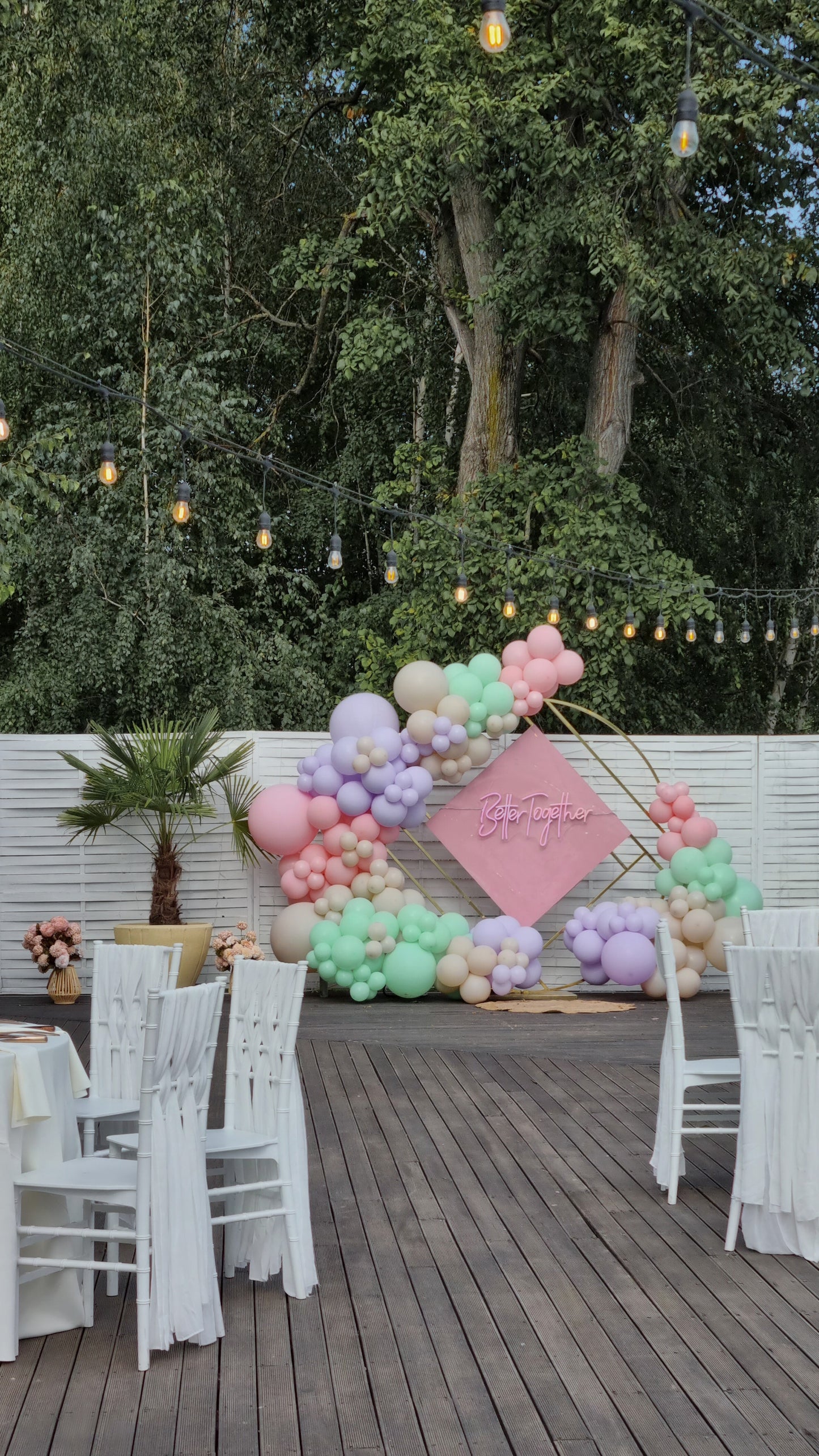 Litere luminoase personalizate cu arcada de baloane, decor perfect pentru nunti si botezuri