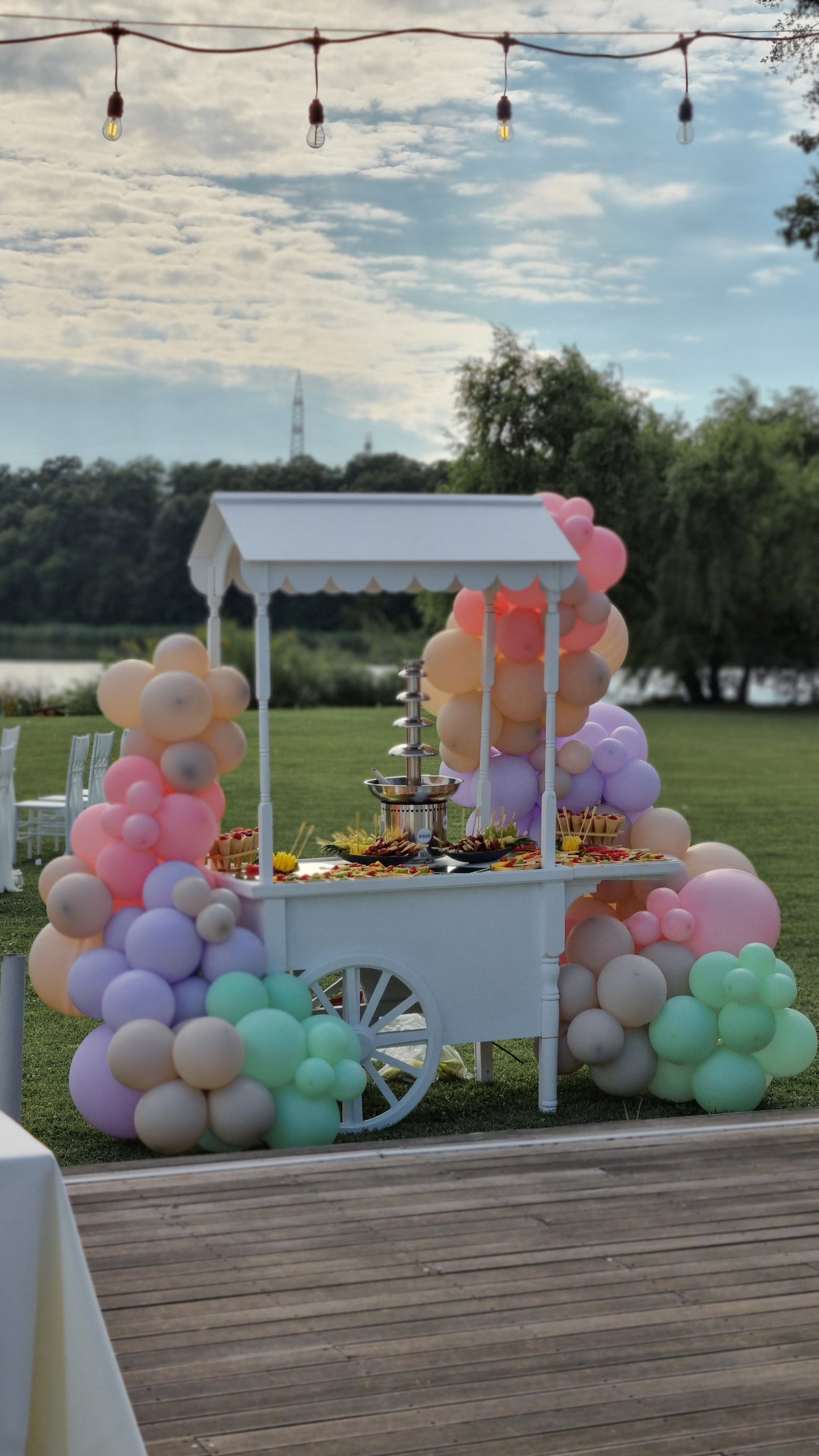 Litere luminoase personalizate cu arcada de baloane, decor perfect pentru nunti si botezuri