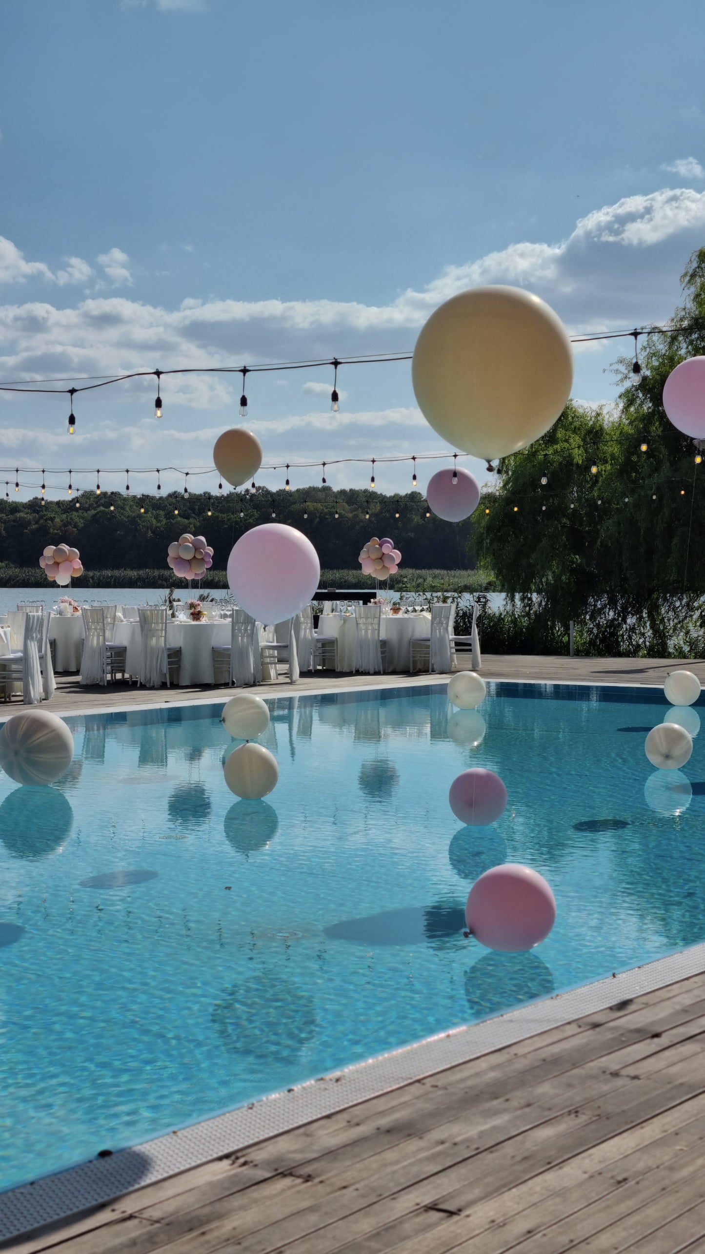Balon jumbo cu heliu personalizat, decor ideal pentru petreceri sau botezuri
