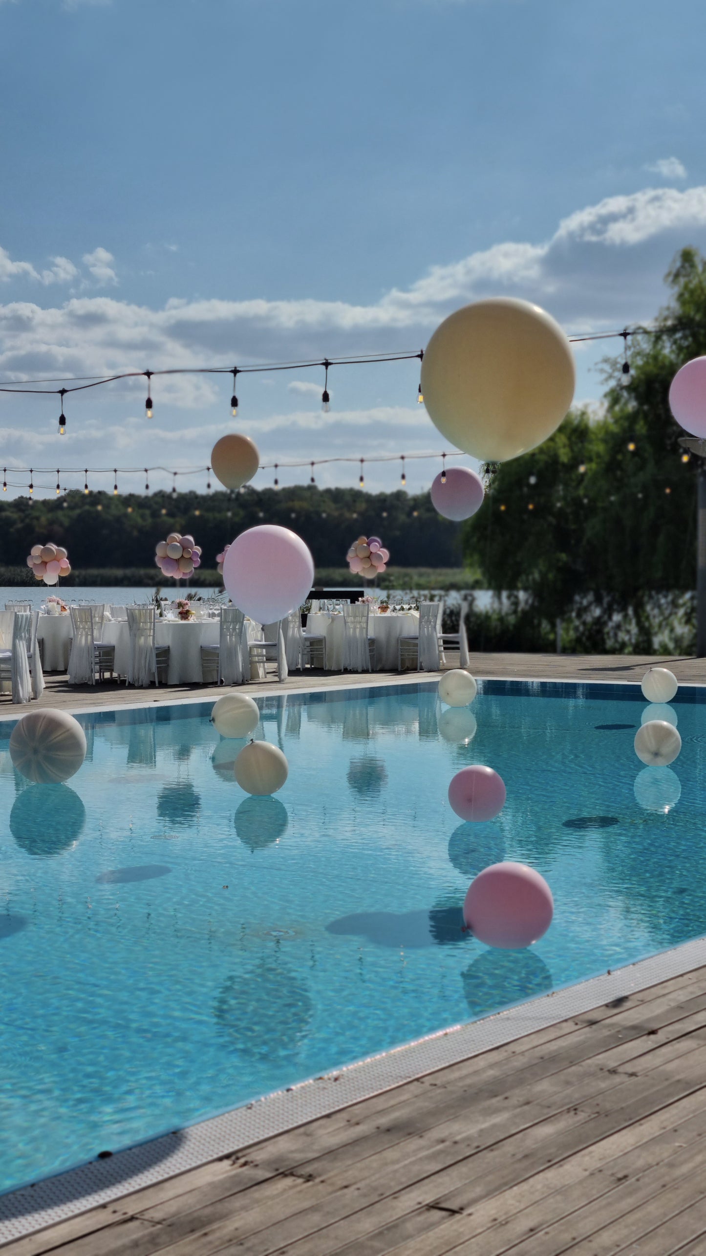 Balon jumbo cu heliu personalizat, decor ideal pentru petreceri sau botezuri