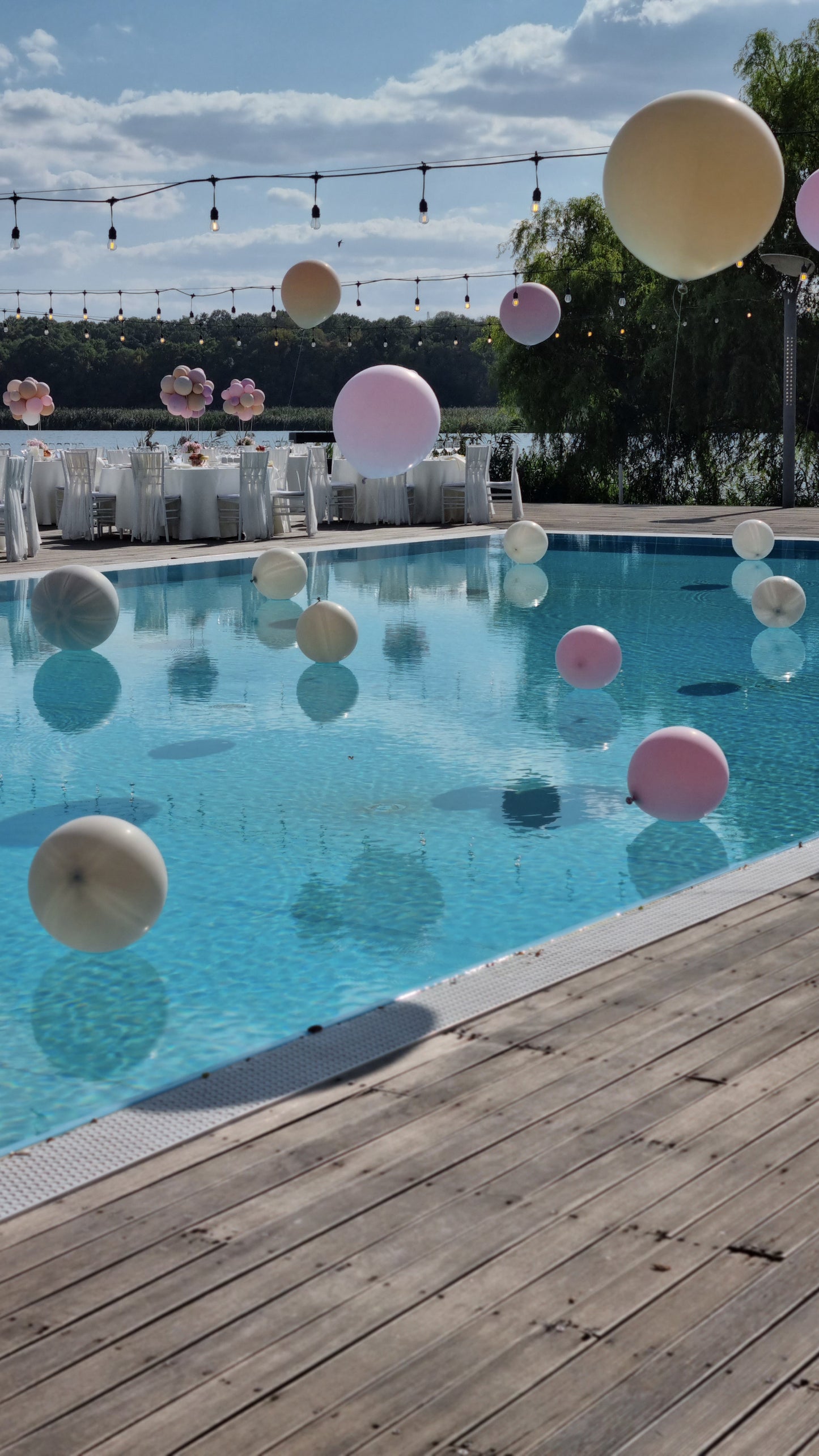 Balon jumbo cu heliu personalizat, decor ideal pentru petreceri sau botezuri