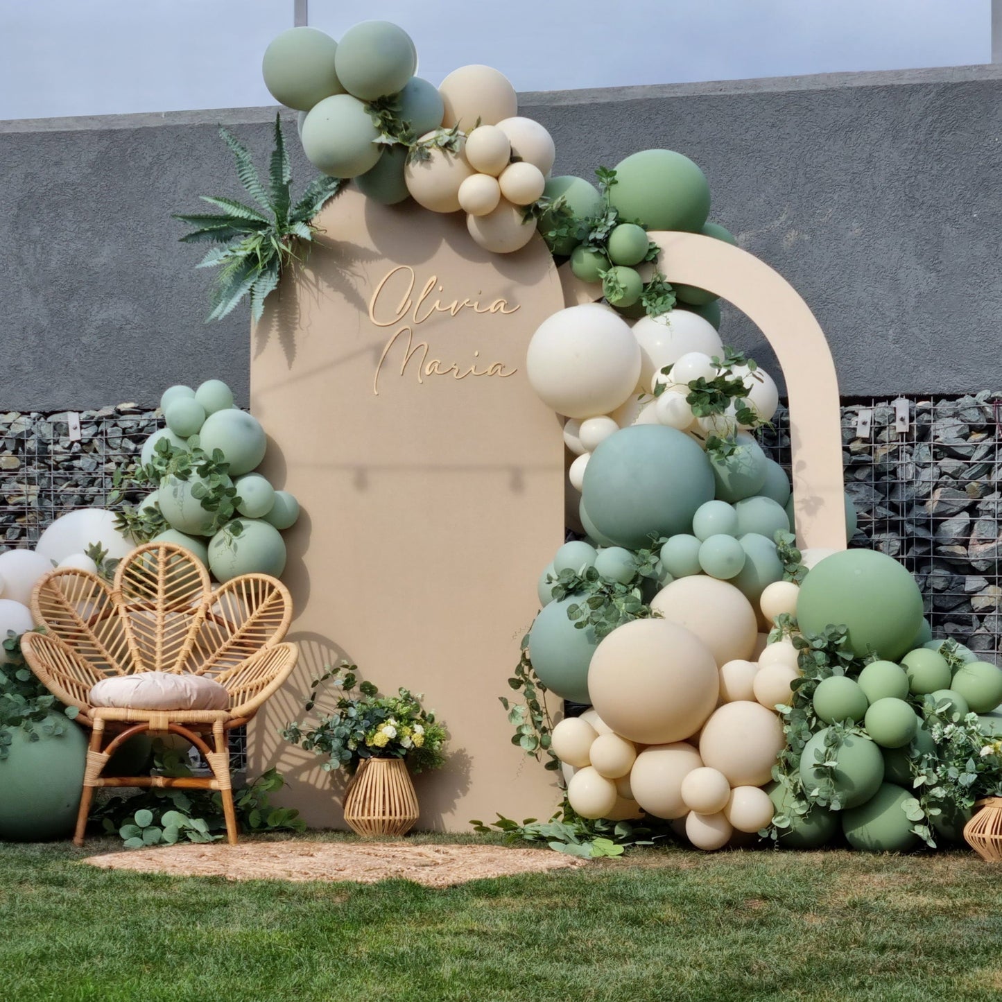 Decor cu baloane heliu personalizate pentru evenimente de vara, perfect pentru petreceri sau botezuri