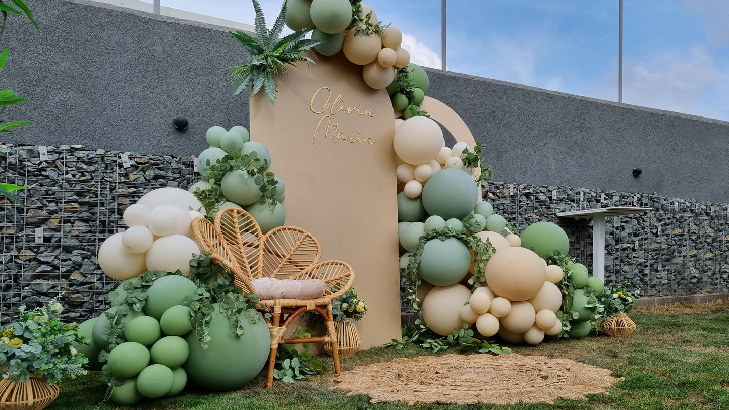 Decor cu baloane heliu personalizate pentru evenimente de vara, perfect pentru petreceri sau botezuri
