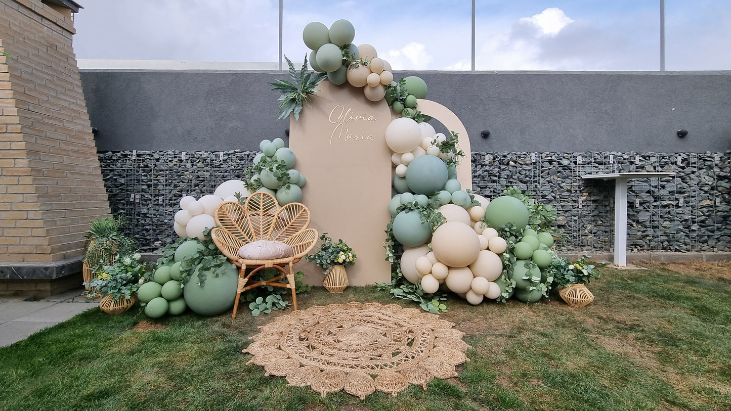 Decor cu baloane heliu personalizate pentru evenimente de vara, perfect pentru petreceri sau botezuri
