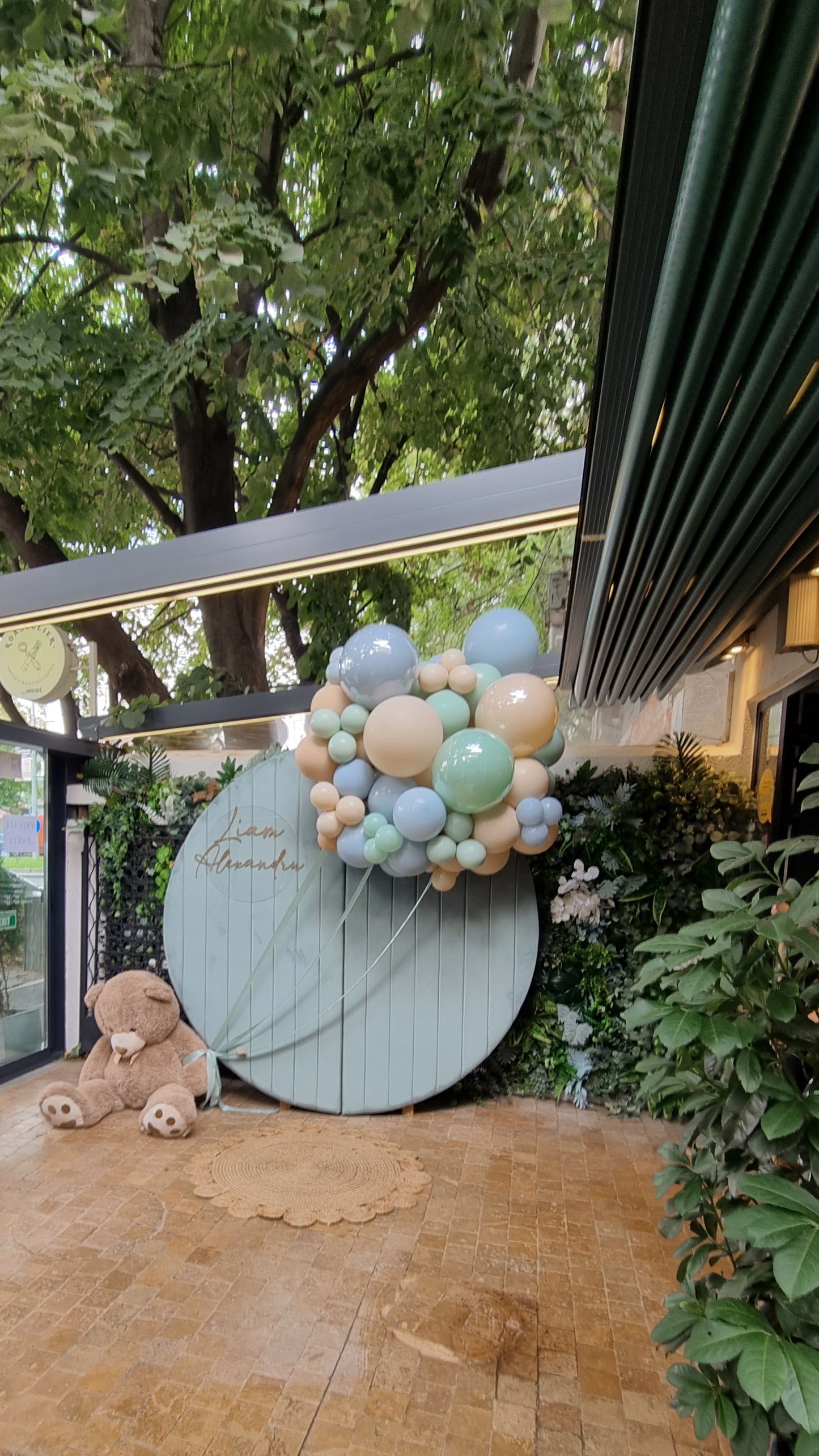 Arcada de baloane personalizata pentru evenimente speciale, perfecta pentru botezuri si petreceri