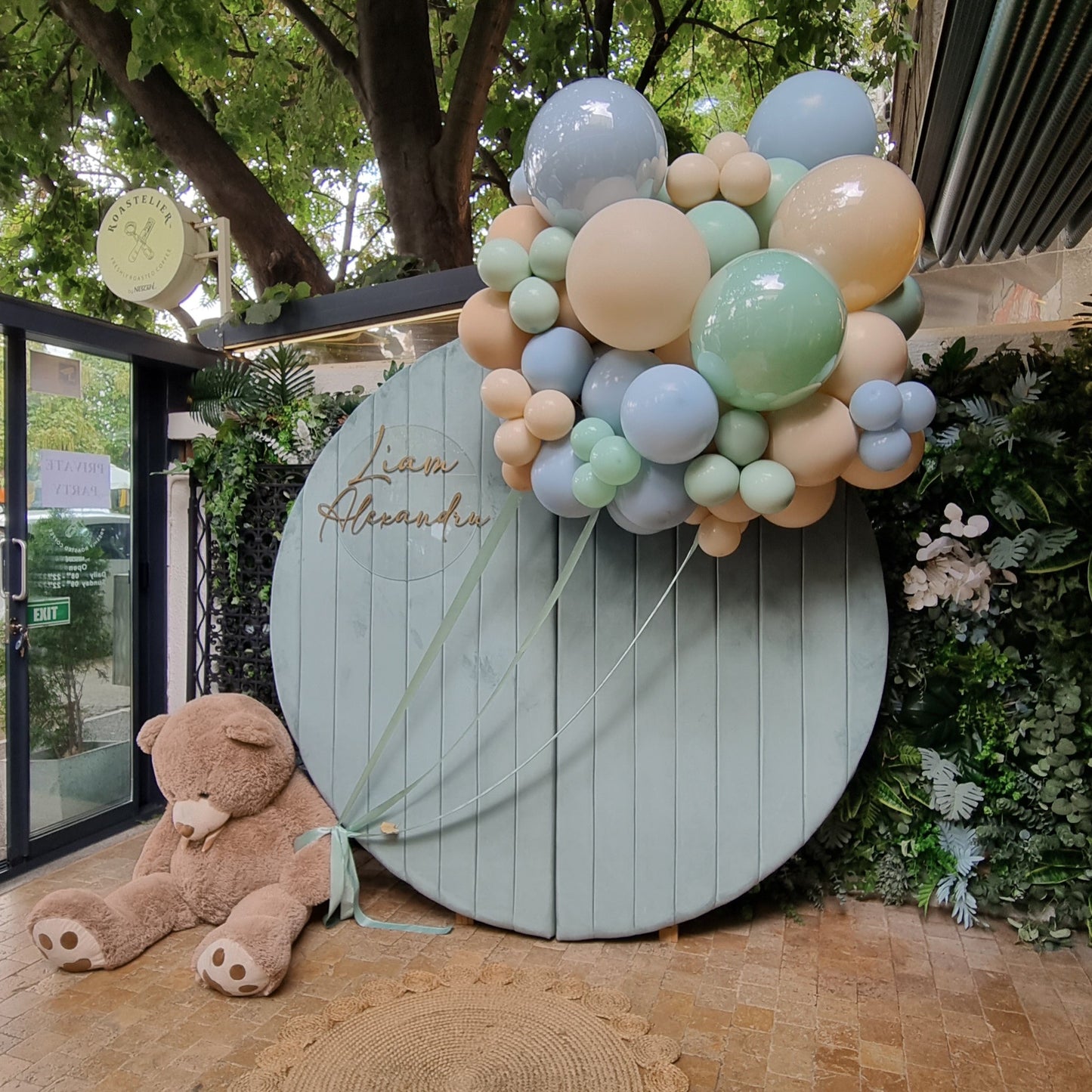 Arcada de baloane personalizata pentru evenimente speciale, perfecta pentru botezuri si petreceri