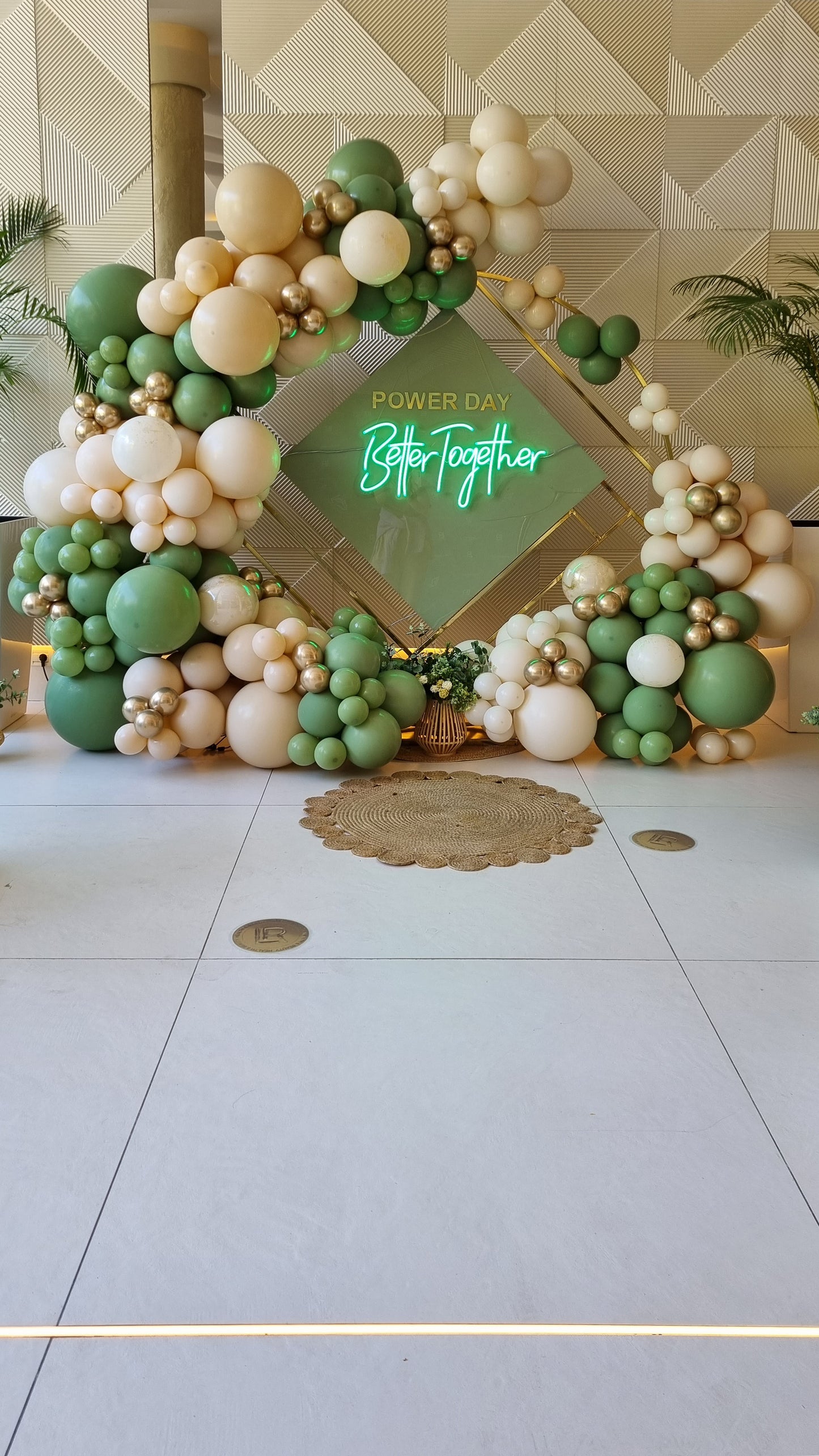 Decor cu baloane heliu personalizate pentru evenimente de vara, perfect pentru petreceri sau botezuri