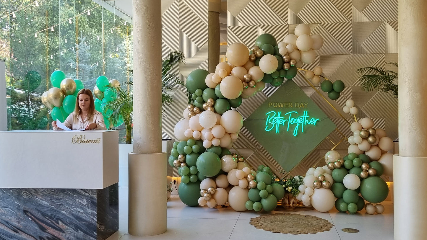 Decor cu baloane heliu personalizate pentru evenimente de vara, perfect pentru petreceri sau botezuri