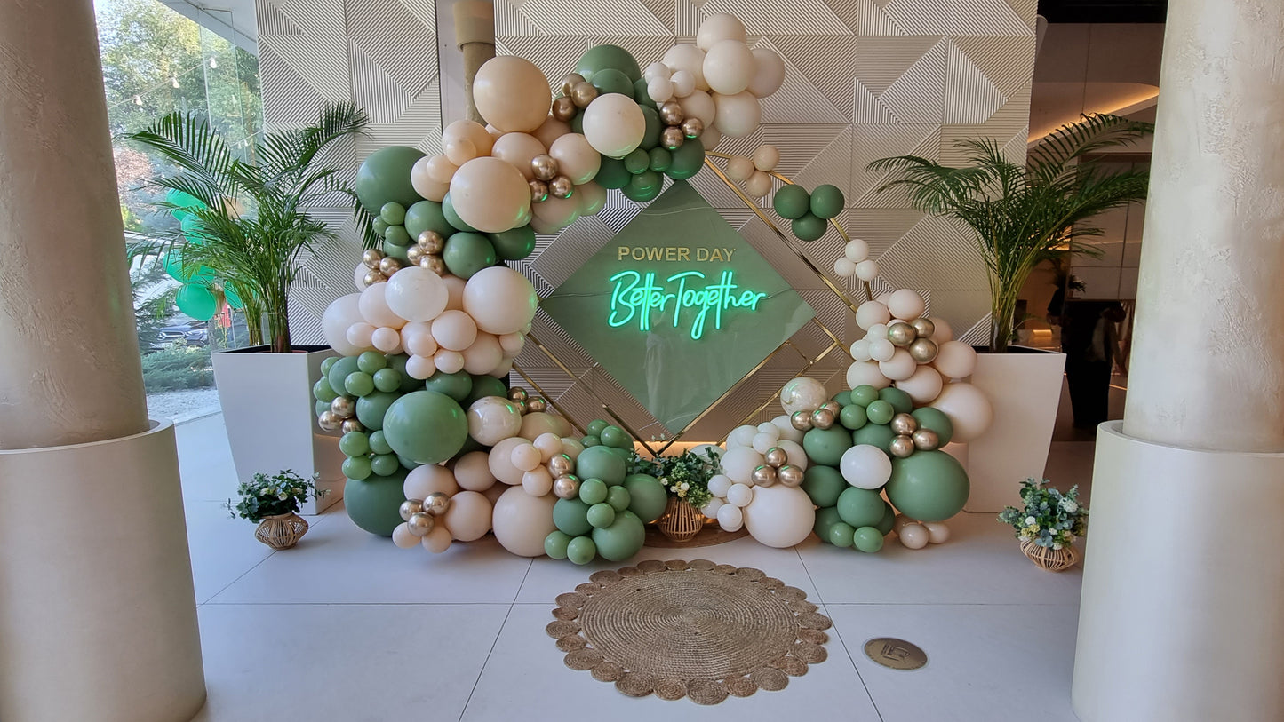 Decor cu baloane heliu personalizate pentru evenimente de vara, perfect pentru petreceri sau botezuri