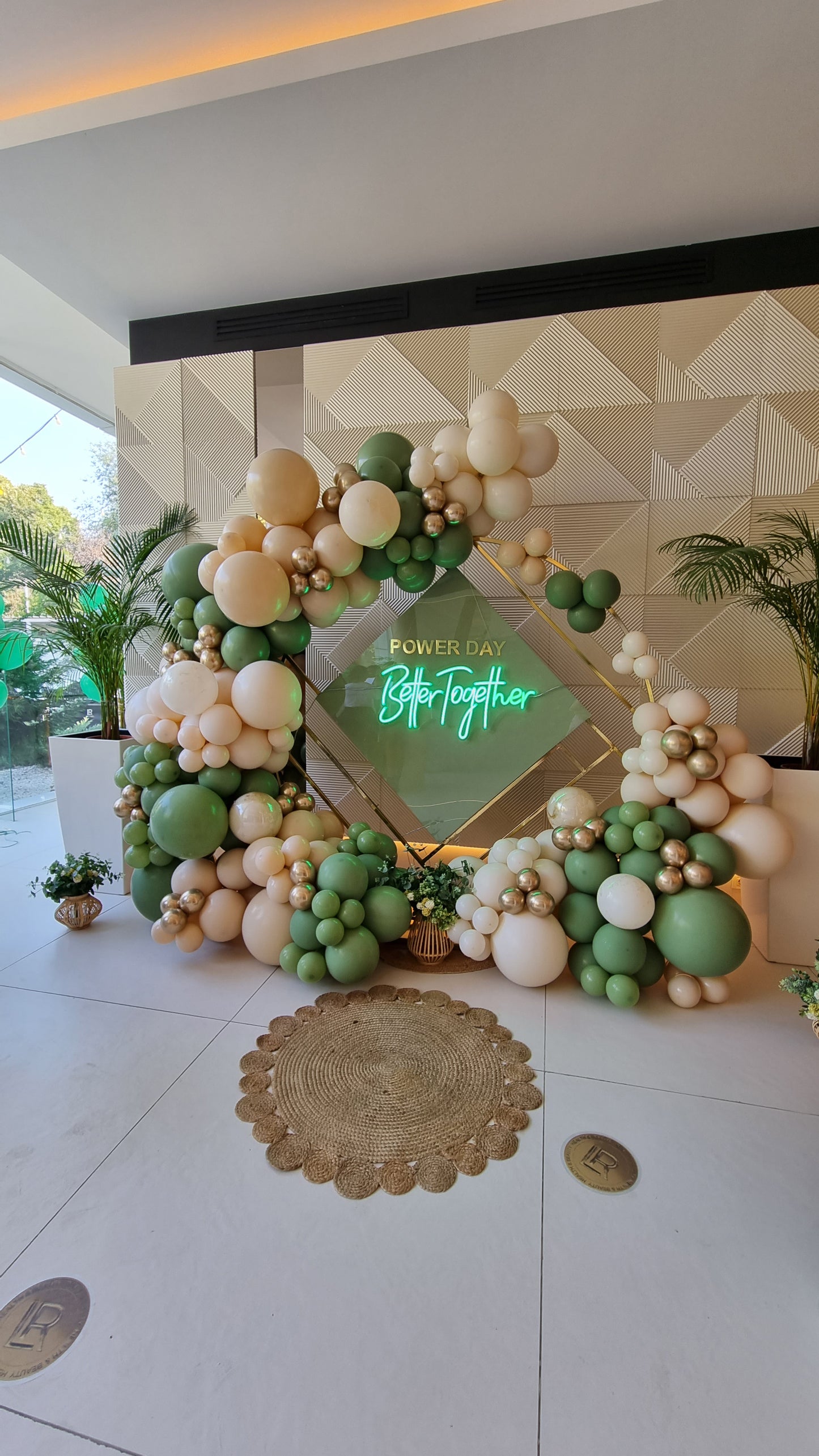 Decor cu baloane heliu personalizate pentru evenimente de vara, perfect pentru petreceri sau botezuri