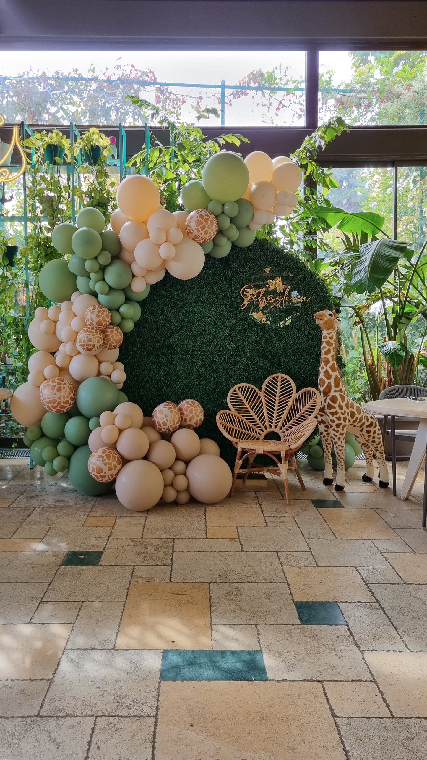 Litere luminoase personalizate cu arcada de baloane, decor perfect pentru nunti si botezuri