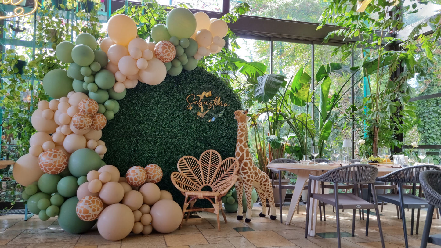 Litere luminoase personalizate cu arcada de baloane, decor perfect pentru nunti si botezuri