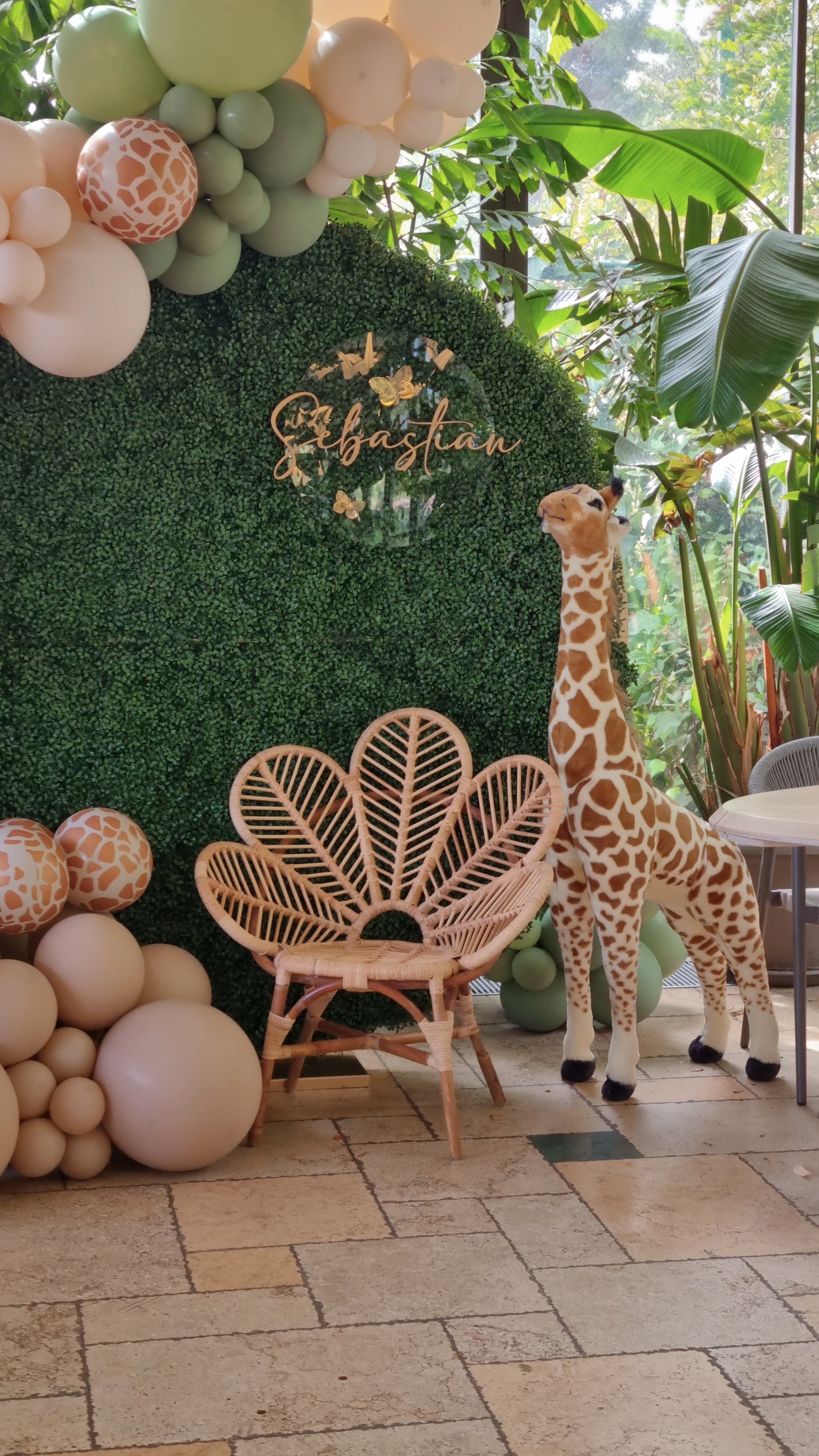 Litere luminoase personalizate cu arcada de baloane, decor perfect pentru nunti si botezuri