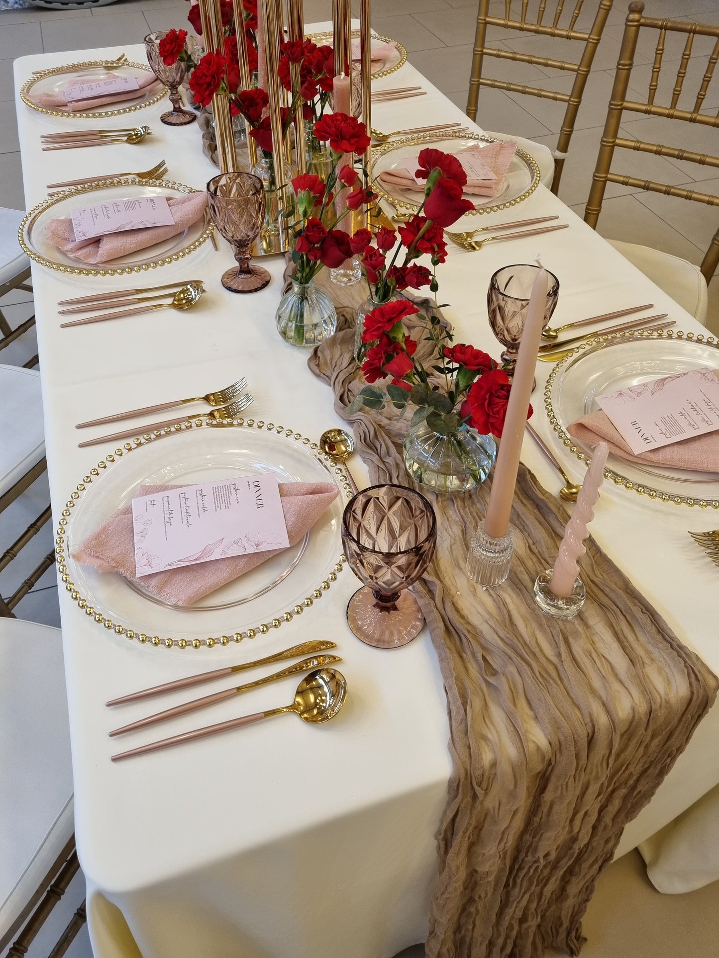 Decor floral bogat in culori calde pentru masa de eveniment