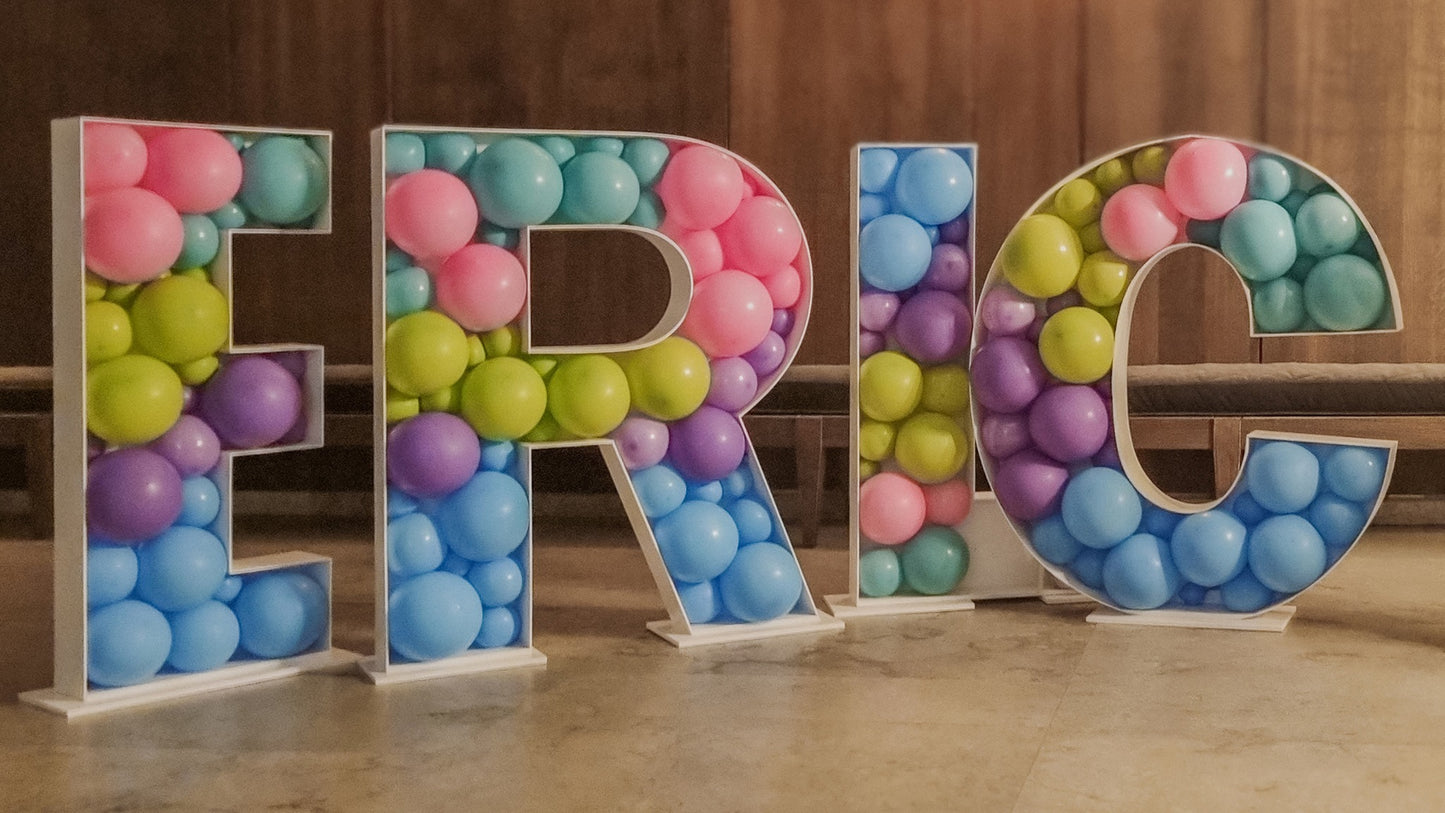 Litere luminoase cu arcada de baloane personalizata pentru decoruri de nunti si botezuri
