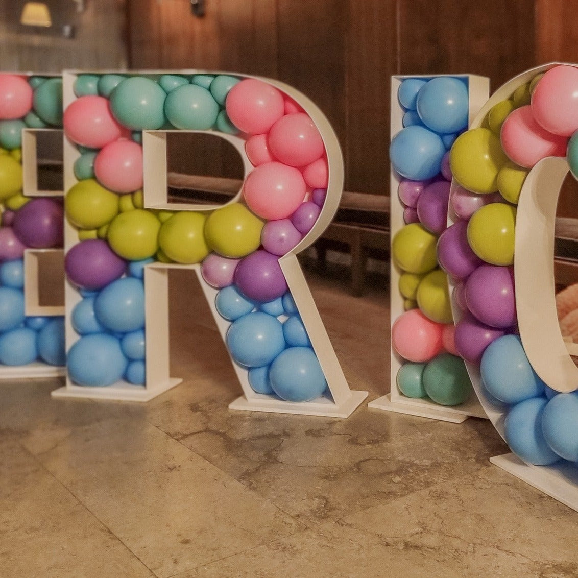 Litere luminoase cu arcada de baloane personalizata pentru decoruri de nunti si botezuri