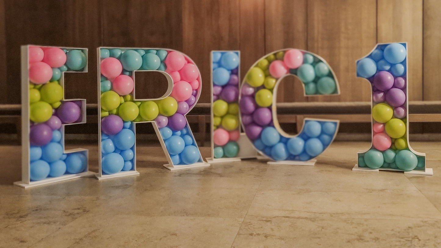 Litere luminoase cu arcada de baloane personalizata pentru decoruri de nunti si botezuri