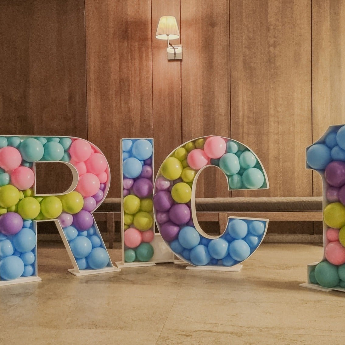 Litere luminoase cu arcada de baloane personalizata pentru decoruri de nunti si botezuri