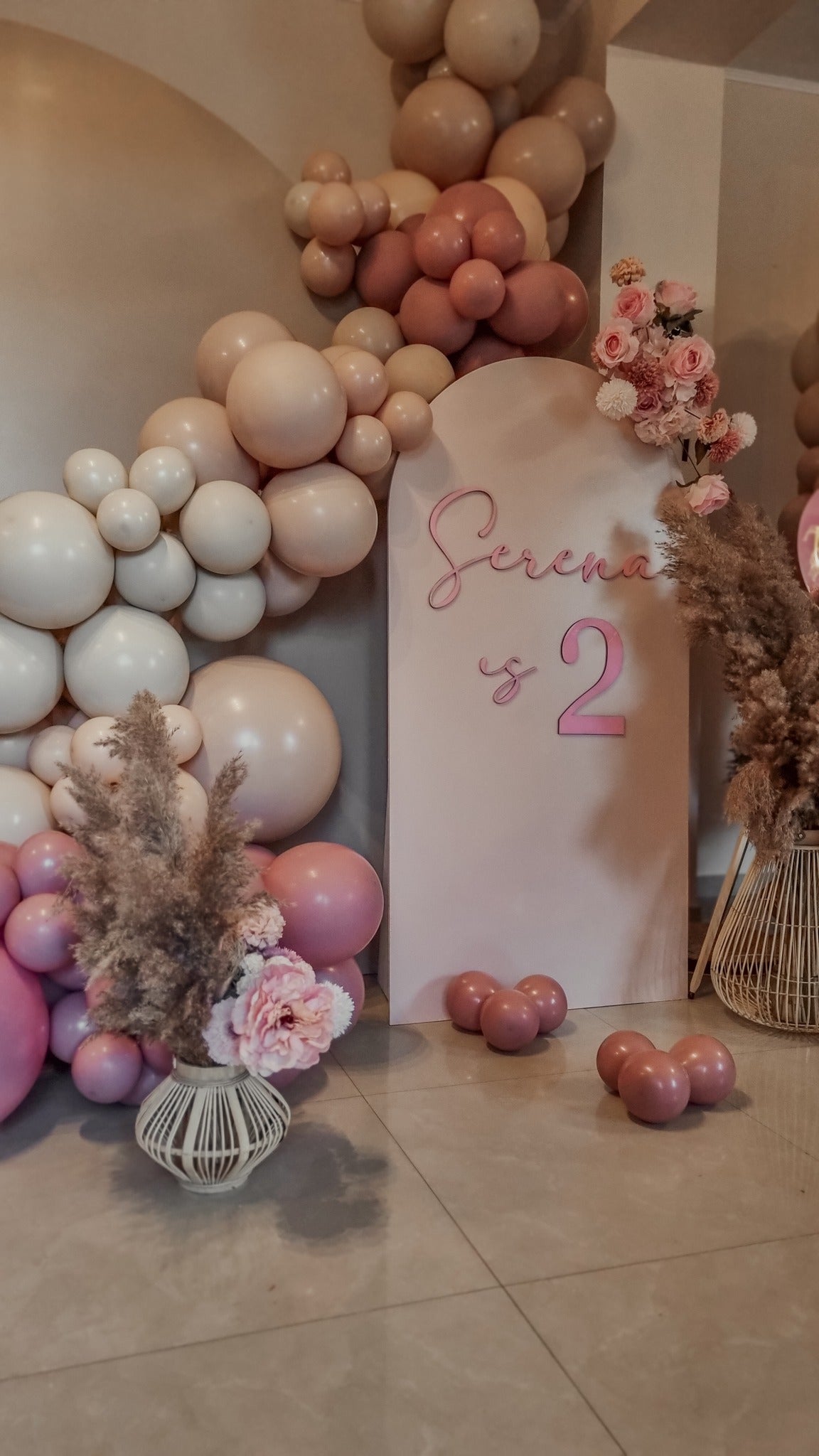 Aranjamente de masa cu baloane personalizate, ideale pentru evenimente formale si informale