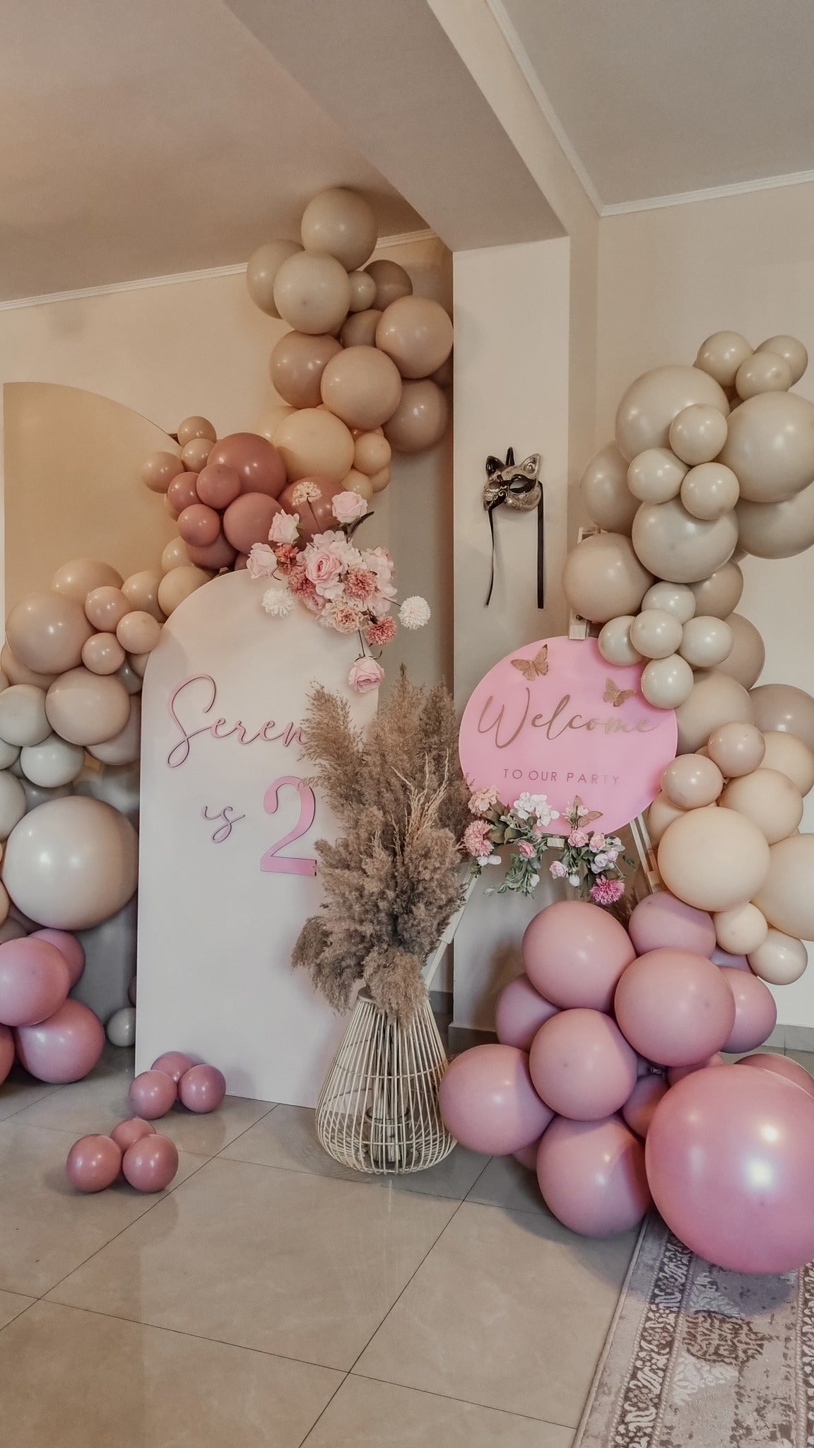 Aranjamente de masa cu baloane personalizate, ideale pentru evenimente formale si informale