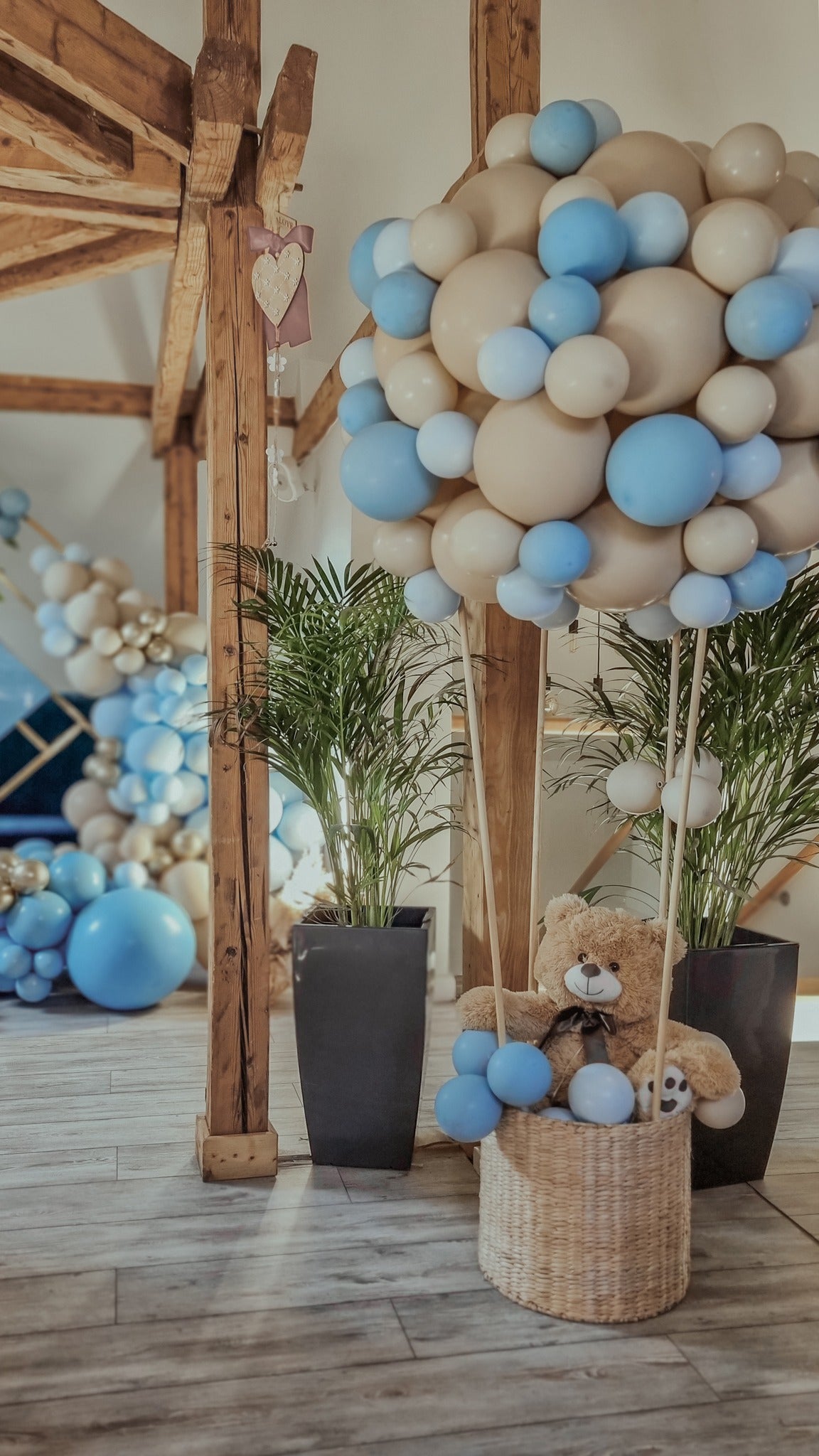 Aranjamente de masa cu baloane personalizate, ideale pentru evenimente formale si informale