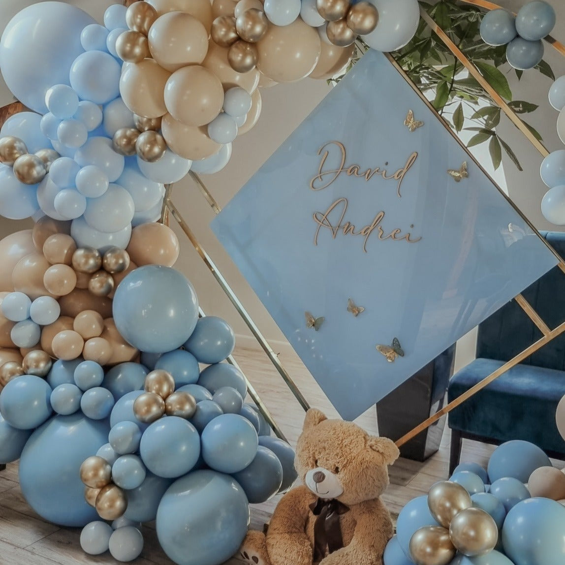 Aranjamente de masa cu baloane personalizate, ideale pentru evenimente formale si informale
