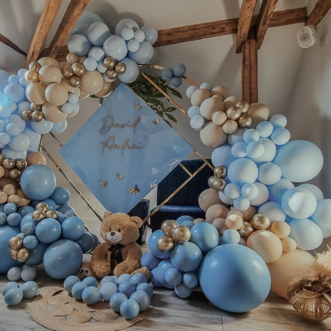 Aranjamente de masa cu baloane personalizate, ideale pentru evenimente formale si informale