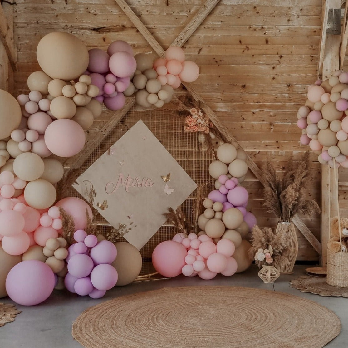 Aranjamente de masa cu baloane personalizate, perfect pentru orice eveniment privat sau de grup