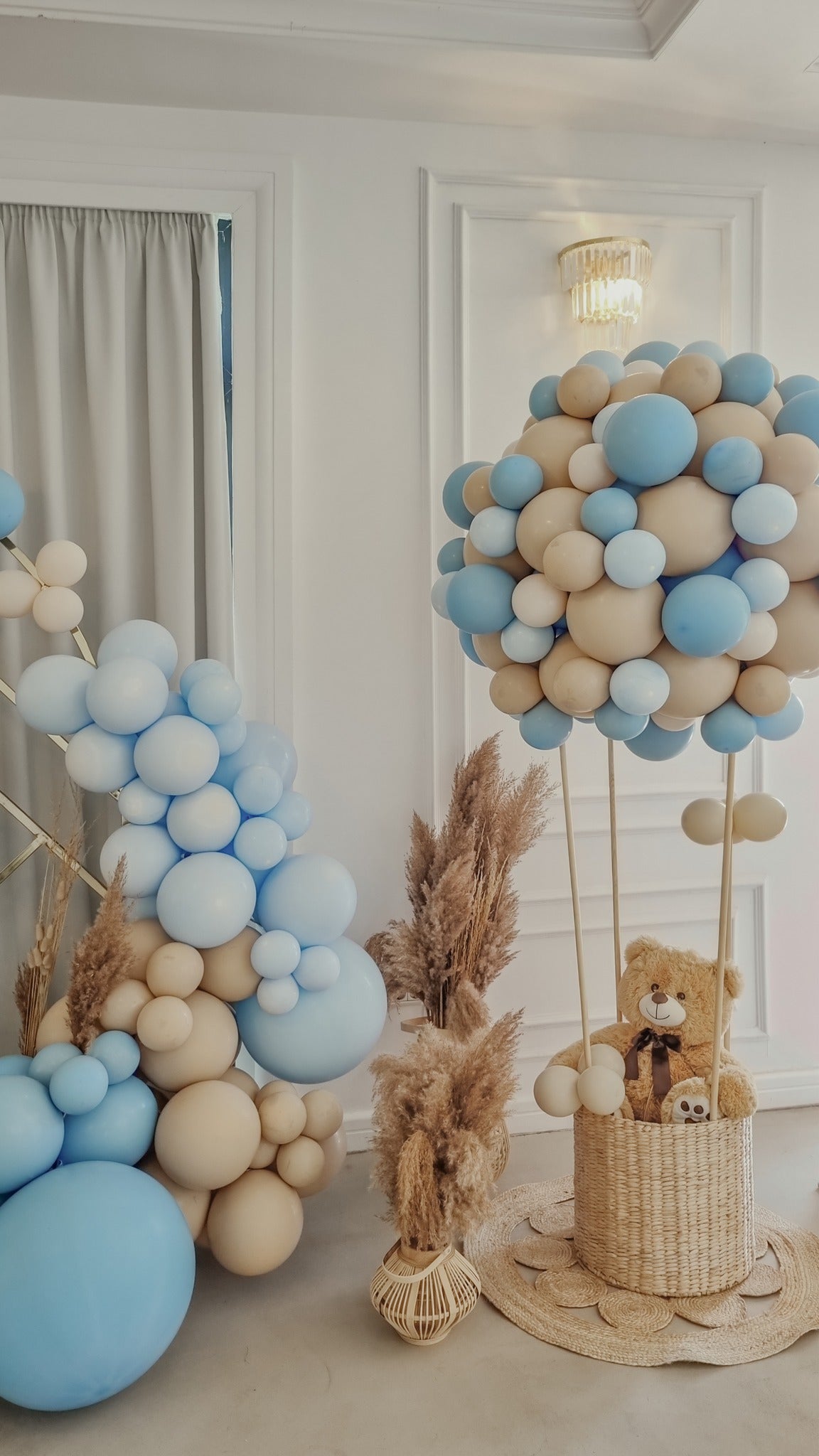 Arcada de baloane personalizata, perfecta pentru evenimente mari precum nunti si botezuri